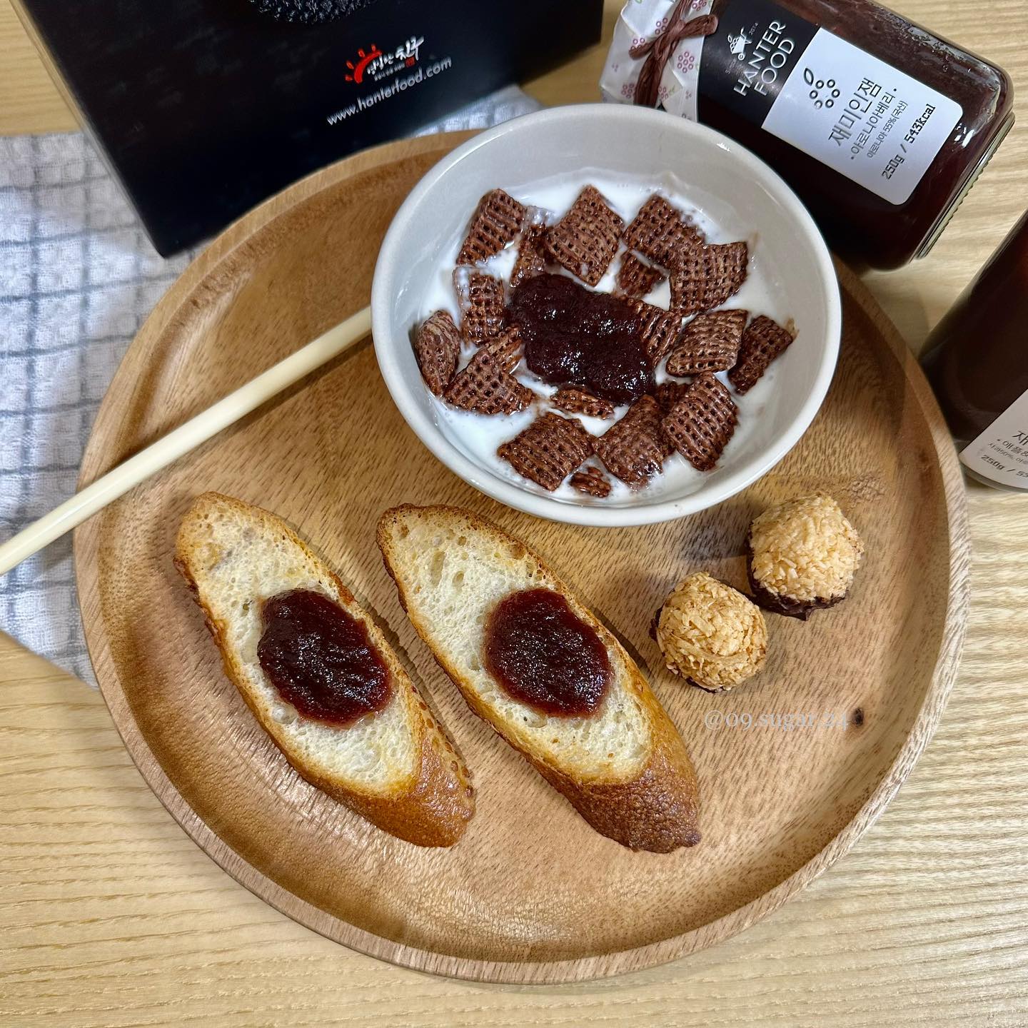 빵순이 빵돌이들 필수템💜💜

‘한터식품’ 에서 보내주신 무설탕잼 소개해드릴께요 :)
우리 빵순이 빵돌이들에게 없어선 안될 jam~~~🙌

맛있는 잼 만 있어도 맛이 한층 더 up
식단 하고 계시는 분들도 주목~~~! 
빵에 발라 먹으면 당연히 맛있고 yes 
요거트에 넣어 먹어도 진짜 맛있는 good 😍👍

✅헌터식품 아로니아잼/애플&아로니아잼

✔️과육함량65% 국산 과일만 사용
✔️식품첨가물, 보존료, 설탕 등이 일절 NO
✔️설탕대신 프락토올리고당 첨가
✔️칼로리가 40% 나 다운되어 있기 때문에 다이어터 분들 또는 단걸 못드시는 분들께도 추천
✔️농림축산식품부장관 인증, 친환경 인증 완료

🙋🏻‍♀️🗣️ 울님들 잘 지내고 계시죠?
진짜 거의 보름? 넘어서 new피드네요ㅠㅡㅠ
현생에 치인다 치여😭😭
밀린 소통 차근차근 빠짐없이 갈께요!!🥹✔️
슈가랑 소통해주셔서 항상 감사합니다💕

폭염이 한풀 꺾이긴 했지만 여전히 덥네요
건강 장 챙기시구ㅎㅎ 
오늘에 이어 내일도 비소식 있던데 우산 잘 챙기세요 !!☔️

.
.
.
.

#한터식품 #무설탕잼 #저당 #저당잼 #저칼로리식단 #다이어트잼 #다이어트 #식단 #수제잼 #간식추천 #간식 #홈디저트 #홈카페 #홈쿡 #오늘뭐먹지 #먹스타그램 #먹스타 #맛스타 #먹팔 #소통