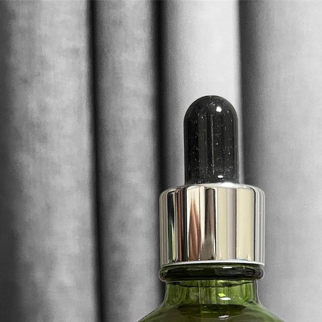 김주영_건반쟁이 on Instagram: "#광고#수분앰플#진정앰플 @sn.skin 기능성 성분을 강조한 고농축 앰플, 고가의 앰플 등등 여러종류를 써봤지만, 제형이 무거우면 손이 안가는 게 사실;; 가벼운 제