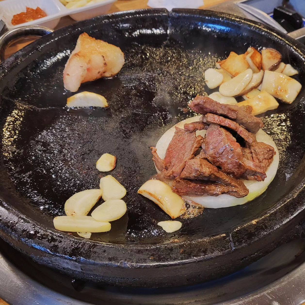 #연휴마지막날

즐겁게 징검다리 연휴보내고,

아주버님댁과함께 다같이 끼리한우 :)

3일동안 고생한 우리와,
열심히 놀아준 아이들에게 큰 체력보충 :-)

내가알던 끼리한우모습이 아니어서 당황했던 🤭

그전 건물이 조금 운치도 있고 좋았지만,
지금 건물이 신축이어서 그런지 깔끔하게 즐기기엔 최고👍

아주버님 덕분에 맛있게 잘먹구 왔오요😊
다음 번에 다시한번더 아시죠?🫰

즐겁게 보낸 징검다리 연휴,
무사히 즐겁게 보내고 현실복귀했어요 🤗