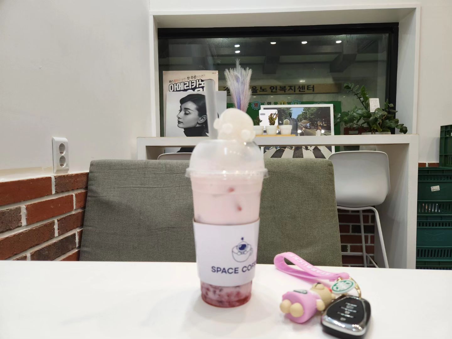 마음이 헛헛할 땐
#스페이스커피☕️
#spacecoffee
#왜여기오면위로가되지
#잘생긴사장님덕분인가
#귀여운우주인얼음덕분

#커피단골집🍯아메리카노
#스페이스커피산호점흥해랏🔥
#June슐랭☆☆☆
#3점만점에3점🩵