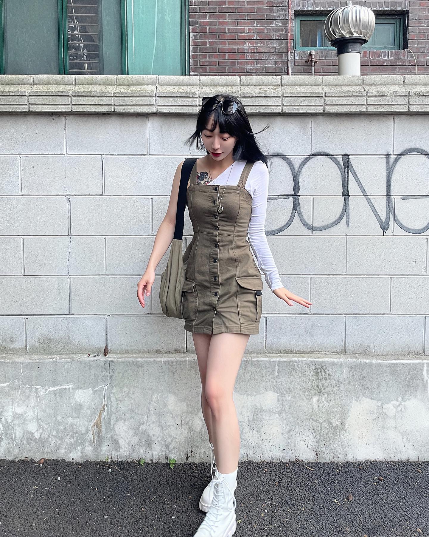 요즘 샹크스 룩이 좋은 저에요...(ᴗ͈ˬᴗ͈)⁾⁾⁾ 
한 쪽팔만 타지 않도록
다른 쪽도 골고루 까줍니다 🕶️🖤💚
-
요즘 입고싶은 옷이 없는ㄷㅔ 코디 추천 좀 해주세요😂