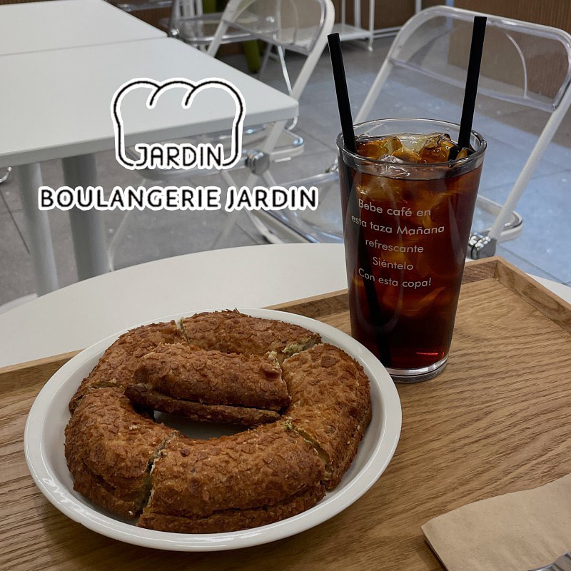 📍 상암 블랑제리 자흐당

✔ 디카페인 콜드브루 5,500
✔ 바질 크런치 5,200

저녁이니까 디카페인 콜드브루 한 잔과Hit 메뉴인 바질 크런치를 주문해 보았다.커피는 기대하지 않았는데 깔끔하고 적당한산미가 있어 어느 빵과 먹어도 잘 어울릴 것 같았다.대망의 바질 크런치를 먹어볼 시간!베이글 겉 부분이 바삭바삭 크런치 한 식감이라고소하면서도 독특했다.하지만 하나만 먹어도 입천장 다까지는안타까운 일이 발생한다 ..😥크림치즈와 바질 페스토도적당히 들어있어 빵과 합이 좋다.배불러서 남은 건 포장해서 가기 히히나중에 또 가게 된다면 다른 대표 메뉴와바게트도 맛보고 싶다.

자세한 리뷰, 프로필 링크 가능⬇
https://m.blog.naver.com/syeonni/223185487629
