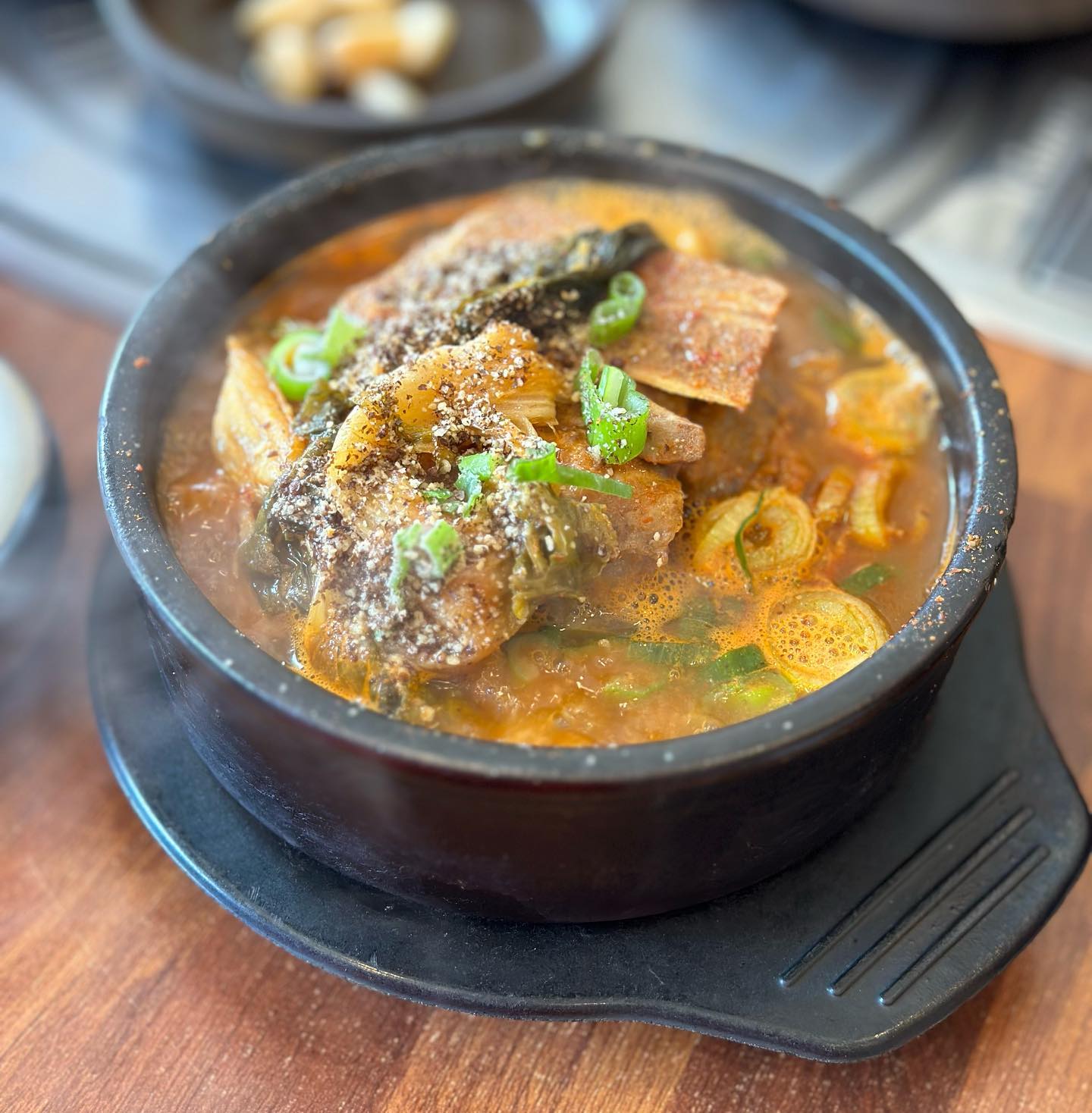 금요일 점심 메뉴. 인사동 감자탕 🔥

깔끔한 국물 맛에 술은 먹지 않았지만 해장하는 느낌...👅 다음에는 꼭 감자탕에 소주 한 잔 하러 간다ㅜ🍺

#인사동감자탕 #직장인점심 #뼈해장국