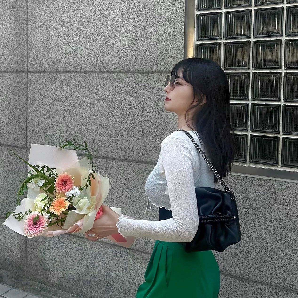 💐
 
한 번씩 만날 때마다 서프라이즈로
예쁜 꽃다발 선물해 주는 사람,
 
날씨는 너무 더웠지만
덕분에 기분은 몽글몽글, ෆ
 
 
 
#연남동카페 #데일리그램 #꽃다발선물