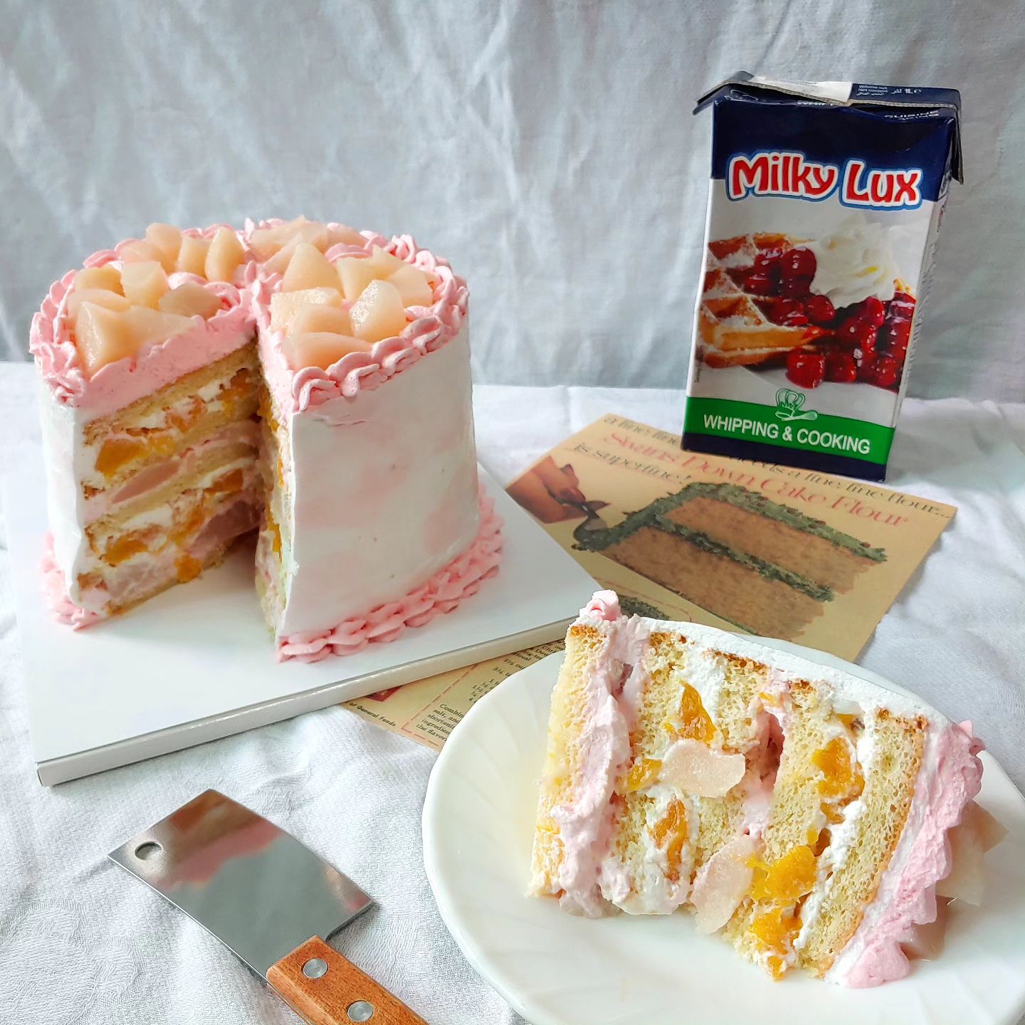 #제품제공 복숭아 요거트 케이크🍑(peach yogurt cake)

베이킹몬에서 제공받은 밀키럭스 식물성 휘핑크림을 이용해서 복숭아 가득 넣은 복숭아 요거트 케이크를 만들어봤어요!!🍑

만들다보니.. 디자인도 망하고 마음에 안 들지만요..ㅜ

복숭아를 너무 욕심냈더니.. 좀 있으면 쓰러질거 같더라구요..ㅎㅎ

시트도 얇게 하고 시트보다 복숭아를 더 많이 넣은거 같아서 높이는 높은데 점점 기울어요..ㅎ  담엔 시트를 그냥 두껍게 해야겠어요😁

밀키럭스 휘핑크림은 식물성이라 고소함이 조금 떨어지지만 무가당이라 다른 요리에도 자유롭게 활용이 가능한 것 같아요!!

휘핑은 다른 식물성 휘핑크림보다는 덜 빠른 것 같았는데 요거트 파우더를 넣으니까 순식간에 꾸덕해지더라구요
.
.
.
.
.
.
.
.
#복숭아요거트케이크 #복숭아케이크 #요거트케이크 #케이크 #peachcake #peachyogurtcake #yogurtcake #peach #복숭아베이킹 #복숭아디저트 #peachdessert #cakedesign #케이크디자인 #요거트파우더 #요거트 #yogurt