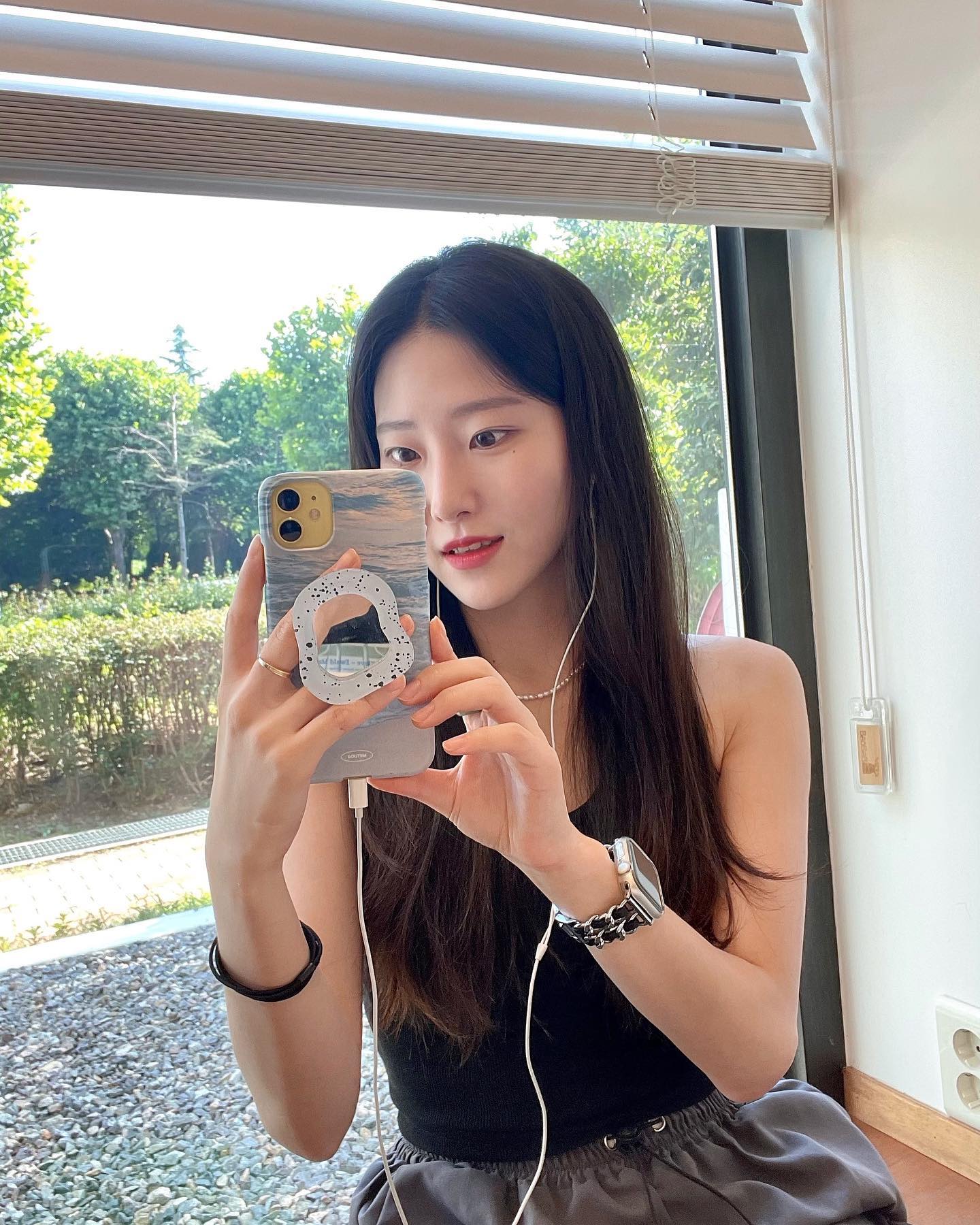 내가 사랑하는 바다 .ᐟ 윤슬.ᐟ 하늘색 .ᐟ 🩵
⠀
예쁜 케이스랑 그립톡 조합,,,, 핸드폰 만질 때마다 기분이 좋은걸요 🌱
⠀ 
바다가 제일 좋은 저는 겨울까지 이 케이스만 주구장창 끼고있을 수도 있어요 😛
⠀ 
지쨔 ... 색감하고 디테일 예뻐서 핸드폰 화면보다 뒷면을 더 많이 보는 중 ㅋㅋㅋ
⠀ 
부산 여행 가시는 분들은 오프라인 매장도 들러보세요! 진짜 아기자기 하고 예뿝니댜.. ◡̈ 
⠀ 
핸드폰 케이스 커스텀,,신세계🤍소유템 사랑해요🥹
soutem.kr 으로부터 케이스 협찬을 받았습니다.
#소유템 #소유템케이스