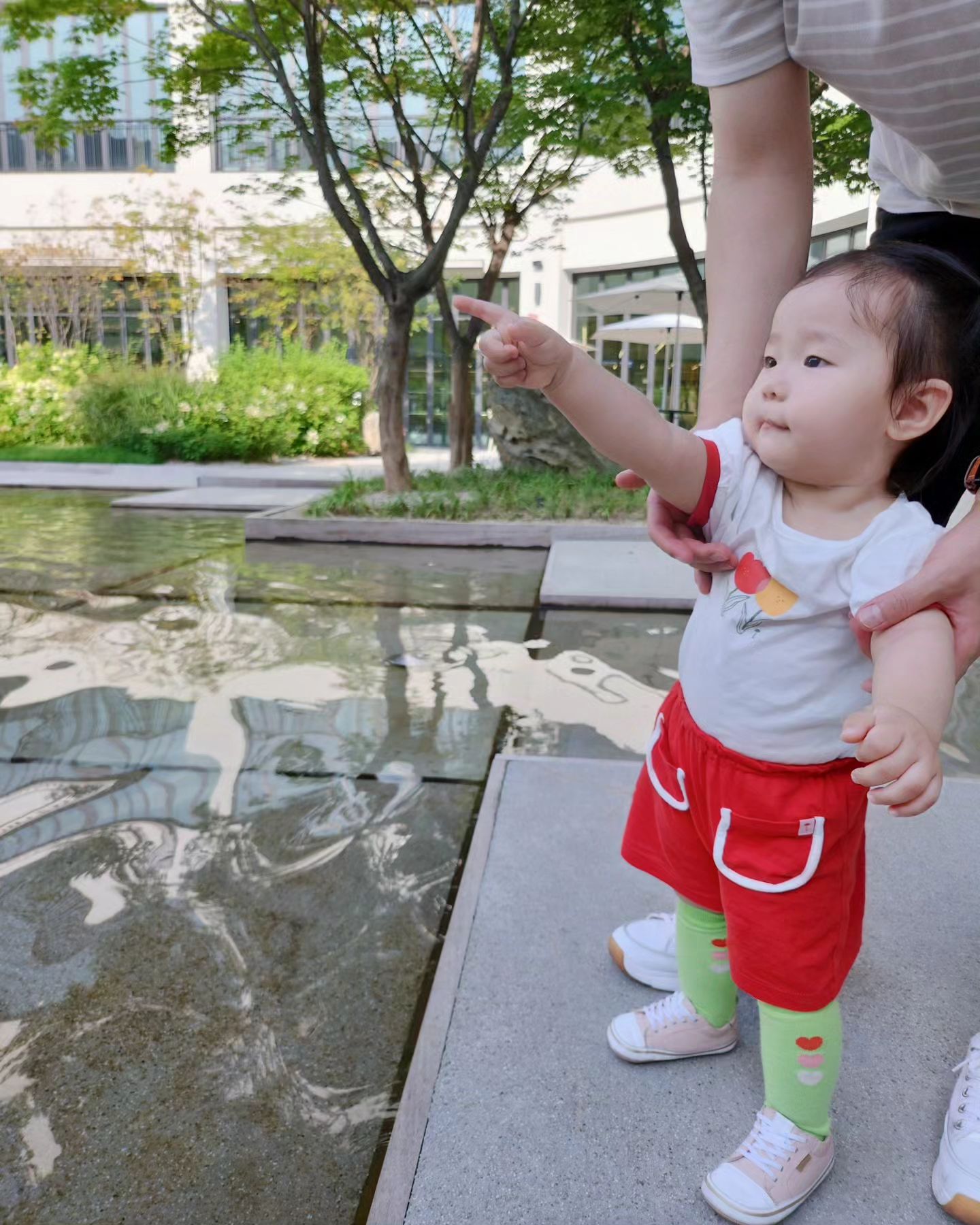 [23.7.3]
짧은 다리로 뭐가 그리 빠른지..ㅋㅋ
걸어다니니 잡으러 가기 바쁘구나😂

#동네산책 
#잠시만멈춰줄래 
#얼집선생님작품머리 
#더듬이솔리