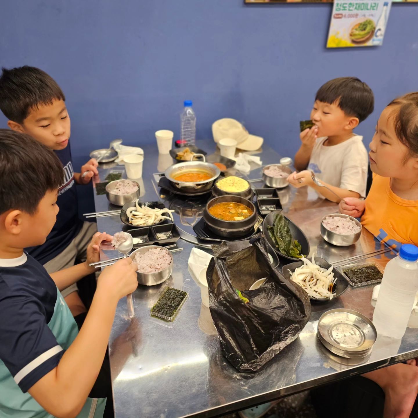 #둥이랑전국방방곳곳 
#둥이랑맛집투어 

봐도봐도 헤어지기 싫어하는 사촌지간
오늘도 보고파서 가방 싸서 만나고
잘 놀다 말썽부려서 꾸중 듣다 늦어진 저녁시간^^;;
성남동에서 아이들이랑 저녁 먹을 수 있는 곳이 많이 없는데 혹시나 하는 생각에 괜찮냐고 여쭙고 들어왔는데 아이들 위한 김도 챙겨주시고, 아이들 좋아하는 치즈, 라면, 짜파게티, 떡, 햄도 있고 좋구나~
아이들 필요한것도 물어봐주시고 감사해서 아이들 먹이고, 폰의 자유시간과 우리도 편히 먹을 수 있는 시갓을 가질 수 잇어서 좋구나~
앞으로 자주와야겠구나^^

#울산중구맛집 #성남동맛집 #눈꽃한우 #성남동고기집 #울산한우맛집 #가족외식 #고기치즈맛집 #먹방찍기좋은맛집 #둥이랑울산맛집