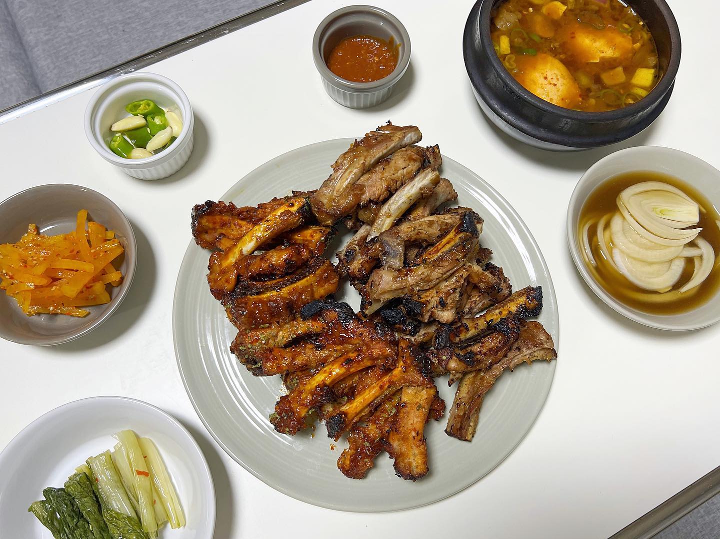 _

오늘 저녁은 쪽갈비구이에 된찌 먹었어요 😃

쪽갈비는 장갑부터 끼고 뜯어먹는게 국룰맞쥬 ?? ㅎㅎ

배가 너무 고픈나머지 짐승같이 뜯어먹었네요 🤣🤣🤣

벌써 토요일 한주가 왤케 빨리 지나가는지

인님들 즐거운 주말 보내세용💖