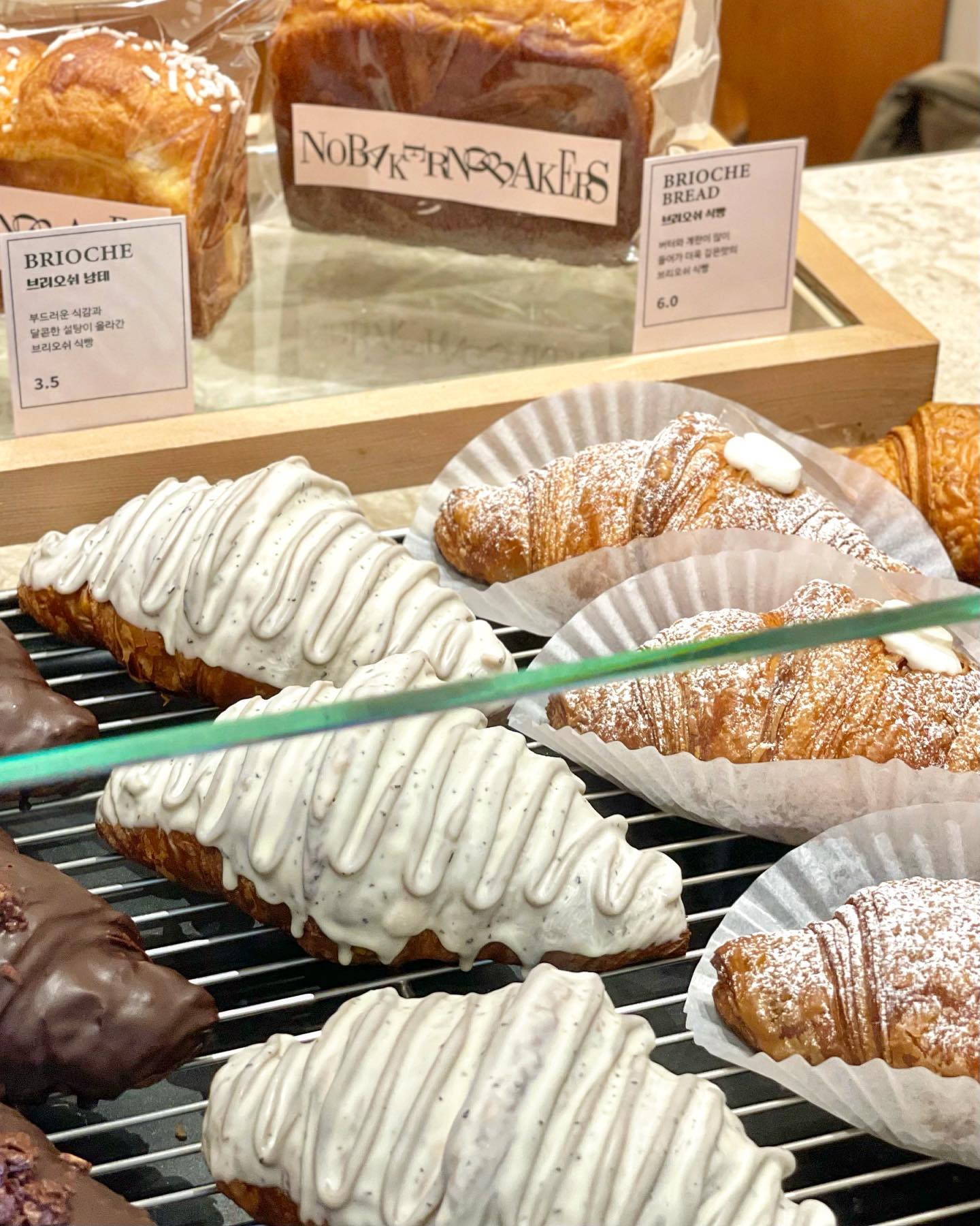 🥐 노베이커노베이커스
📍 부산 부산진구 전포대로 227 1층

서면이랑 전포에서 빵 맛집 하면 절대 빼놓을 수 없는 카페🫶🏻

바게트 샌드위치랑 뺑오 스위스 먹었는데 한 입 먹자마자 너무 맛있어서 깜짝 놀랐었다!! 특히 뺑오 스위스같은 빵은 처음 먹어봤는데 결이 살아있고 커스타트+다크초코 조합으로 지나치게 단 맛이 아니라서 좋았다🌼 아 또 먹고 싶다!! 바게트 샌드위치도 바게트의 고소한 맛과 햄의 짭짤한 맛이 너무 조화로웠다ㅎㅎ

다음에도 밥 대신 여기 와서 빵 먹어야지!!라는 생각이 바로 들었던 곳✨

매장도 깔끔하고 빵도 맛있고 음료도 맛있고 그냥 뭐 하나 빠지는 거 없이 다 마음에 들었던 카페였다ㅎㅎ 역시 인기 많은 집은 이유가 있어 키키

음료는 시그니처인 노 플랫 먹었는데 시나몬맛이랑 고소한 맛이 좋았다 ㅎㅎ

✔️노 플랫 6,000원
✔️바게트 샌드위치 4,800원
✔️뺑오 스위스 4,500원

✅빵순이라면 방문 필수
✅간단한 식사용부터 디저트 빵까지! 

#맛스타그램 #먹스타그램 #부산 #부산여행 #서면 #전포 #부산빵집 #부산카페 #서면카페 #서면빵집 #전포카페 #전포빵집 #전포카페거리 #노베이커노베이커스 #서면빵집추천 #전포빵맛집 #카페 #일상 #부산핫플 #서면핫플 #전포핫플