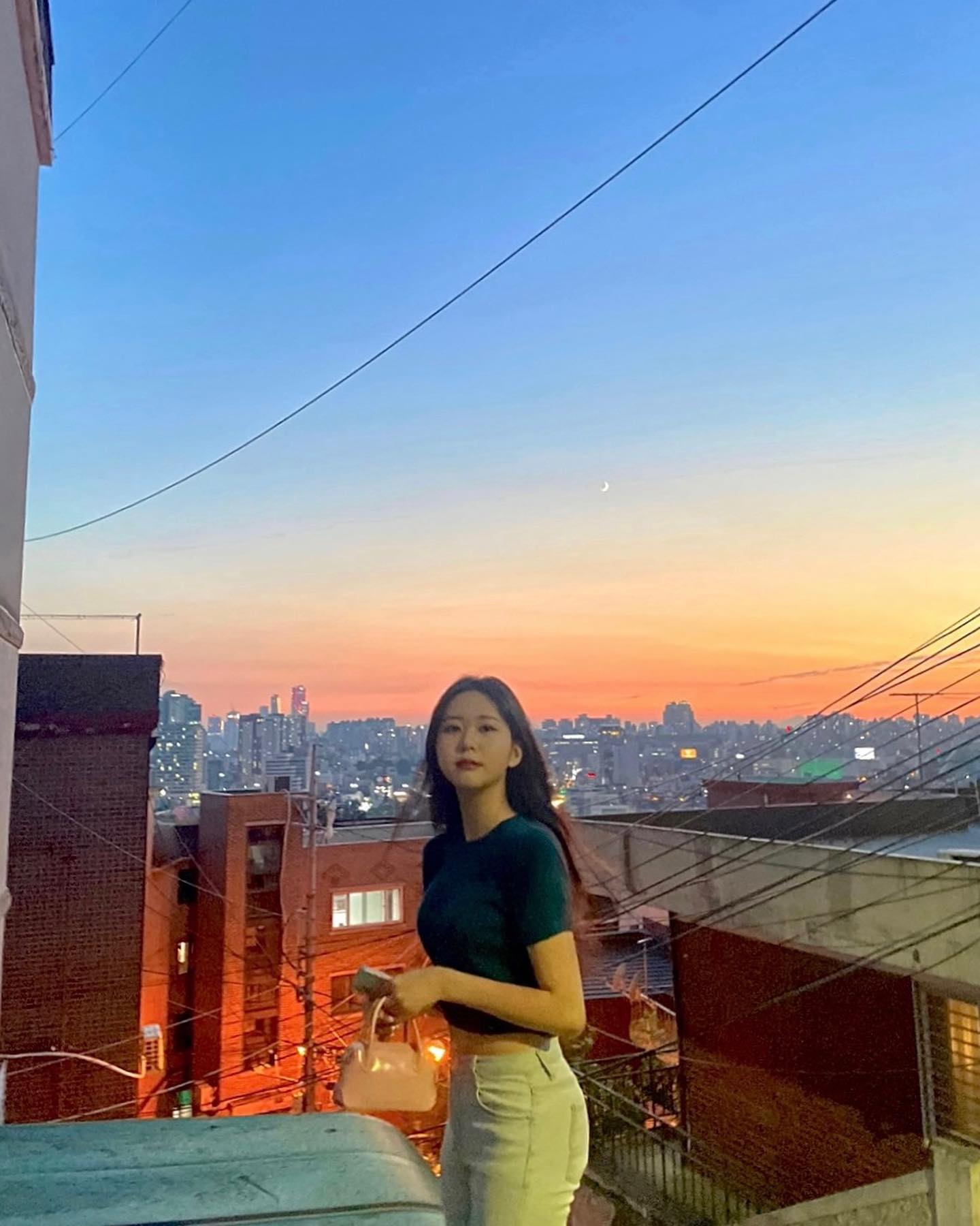 이 배경을 카메라로 찍고있는 사람들을 보면서 여기가 노을맛집이라는걸 알아버려땅 🥳
