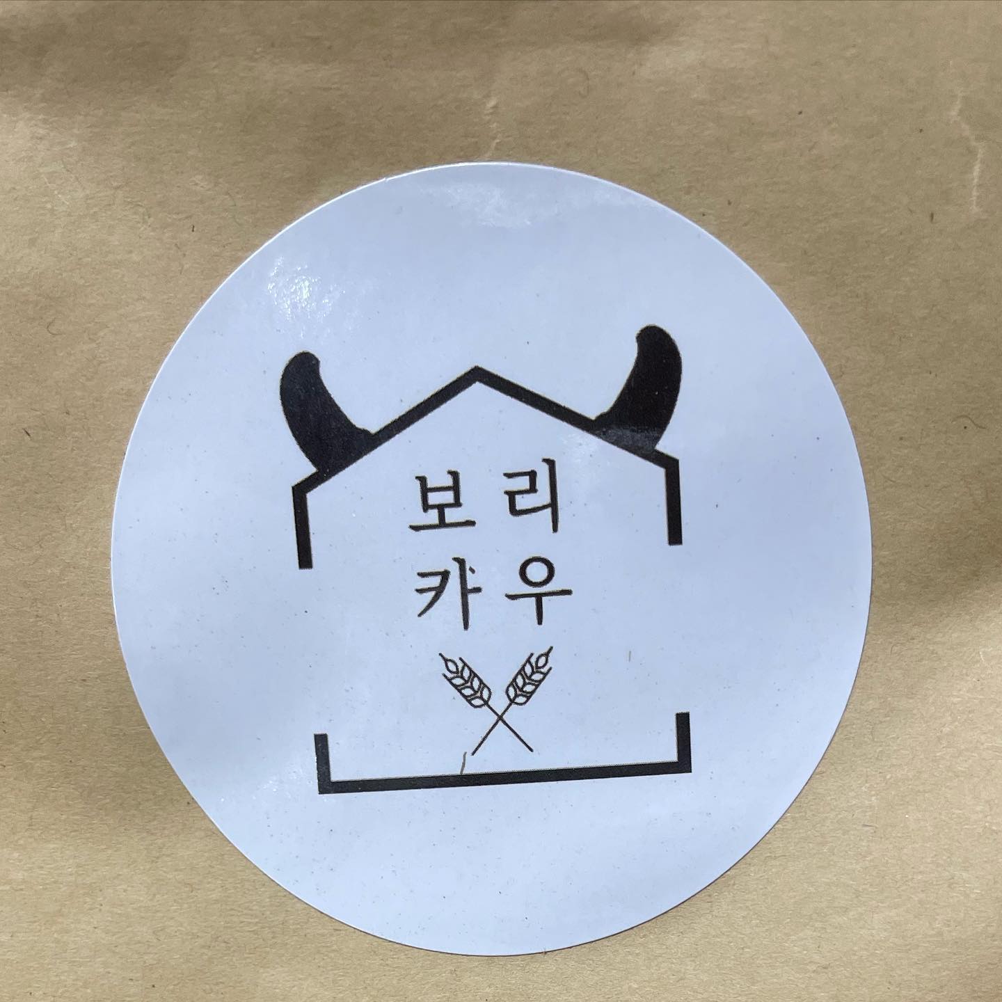 안녕하세요 #손베리 입니다 ꯁ 

오늘은 저번부터 올려야지 해놓고 까먹은 아주 맛난 농장을 하나 알려드릴까 해요~~ ❤️

보리농사도 짓고 쌀 농사도 짓고 감자에 이어 소까지 아주 못하는 게 없는 농장이랍니다 

그 이름은 barleycow07 

자취하는 저에게 쌀과 가지 감자까지 
친절히 택배를 보내주셨답니다 🌾🍚🥔🍟🍆🍆

쌀은 어쩜 이렇게 달고 찰기가 도는지 한번 먹으면 끊을 수 없는 매력,,

이번에 처음 감자를 한게 맞는지 감자가 제 얼굴만 한 사이즈,, 

소를 위해서 제주도까지 소 공부를 하고 온 농장주랄까요,,! 🐮🐄🐃🐂🥩

농장에 진심인 모습에 저도 많이 배워가는 나날들입니다 무튼 저기 감자랑 가지랑 쌀이랑 맛집이래요 ~~ 많관부 ꯁ 

그러면 이만, 오늘도 손베리🍓하세요