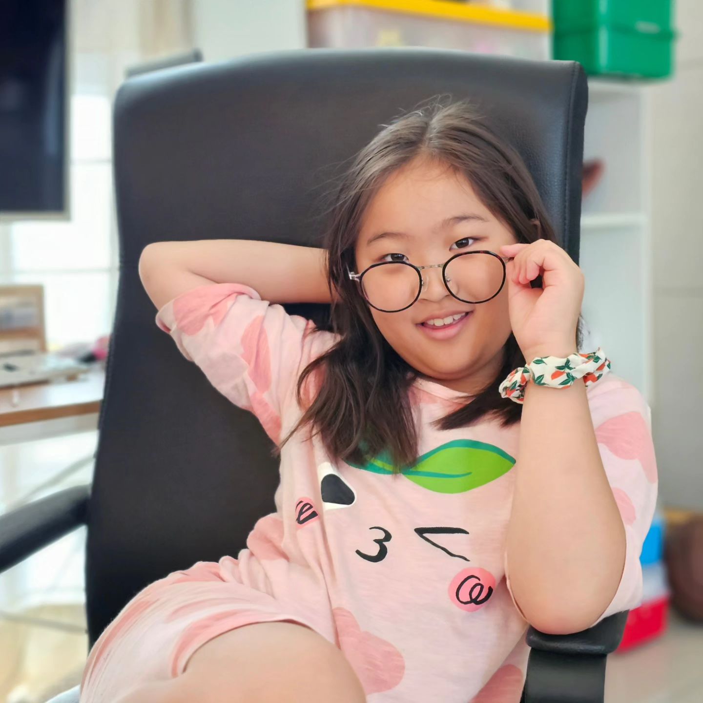 순남매둥이3652일♡121개월22일
#순남매둥이일상

엄마보다 더 엄마폰을 잘 다루는 딸♡
자기폰에는 없다고 엄마폰으로 그림그리기, 사진찍어서 영상만들기, 어플설치해서 꾸미기등
배운적이 없는데 만지는것 보몃 엄마눈에 참 신기하다^^

생각해보면 나도 젊을 때는 학원샘보다 컴퓨터를 잘 할 때도 있었는데 ㅋㅋㅋ
지금은 둔해져만 가네^^;;

엄마폰으로 셀카놀이하는 딸♡
언제 이렇게 많이 컸니^^
요즘 엄마는 딸이랑 노는게 제일 재미있다.
대화되는 딸♡

#둥이맘 #둥이맘스타그램 #둥이맘일상
#엄마와딸 #엄마폰으로 #엄마보다잘한다
#울트라23 #s23ultra #세상좋아졌네 #폰으로작품사진