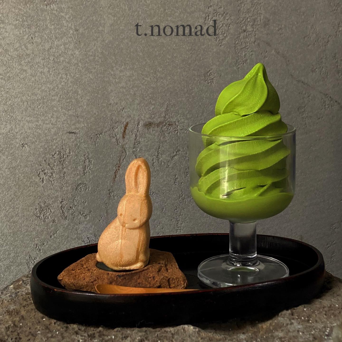 #망원또갈집 #서울또갈집 

t.nomad_patisserie 

날도 더운데 교토 한번 다녀오자구요🧃

_분위기 💚💚💚💚💚
_음료 맛 💚💚
_디저트 💚💚💚

예약제로 운영하는 #르꼬르동블루 출신 파티쉐가 운영하는 티카페. 
개인적으로 우유향이 별로였지만 차와 디저트의 맛은 너무 달지 않고 은은하게 좋았다!

_카카오맵 평점 : 5 / 5 (2명기준)
_네이버 평점 : x 
_개인 평점 : 3.5 / 5

🌿예약제인 만큼 조용하게 공간을 즐길 수 있다는 것이 특장점이다. 

조용한 일본 감성의 인테리어가 취향인 분들은 공간 즐기러 가는 것만으로 충분히 가치있을 카페! but, 어떤 우유를 사용하는지...우유 냄새가 강하고 차의 맛은 밋밋해서 아쉬웠다