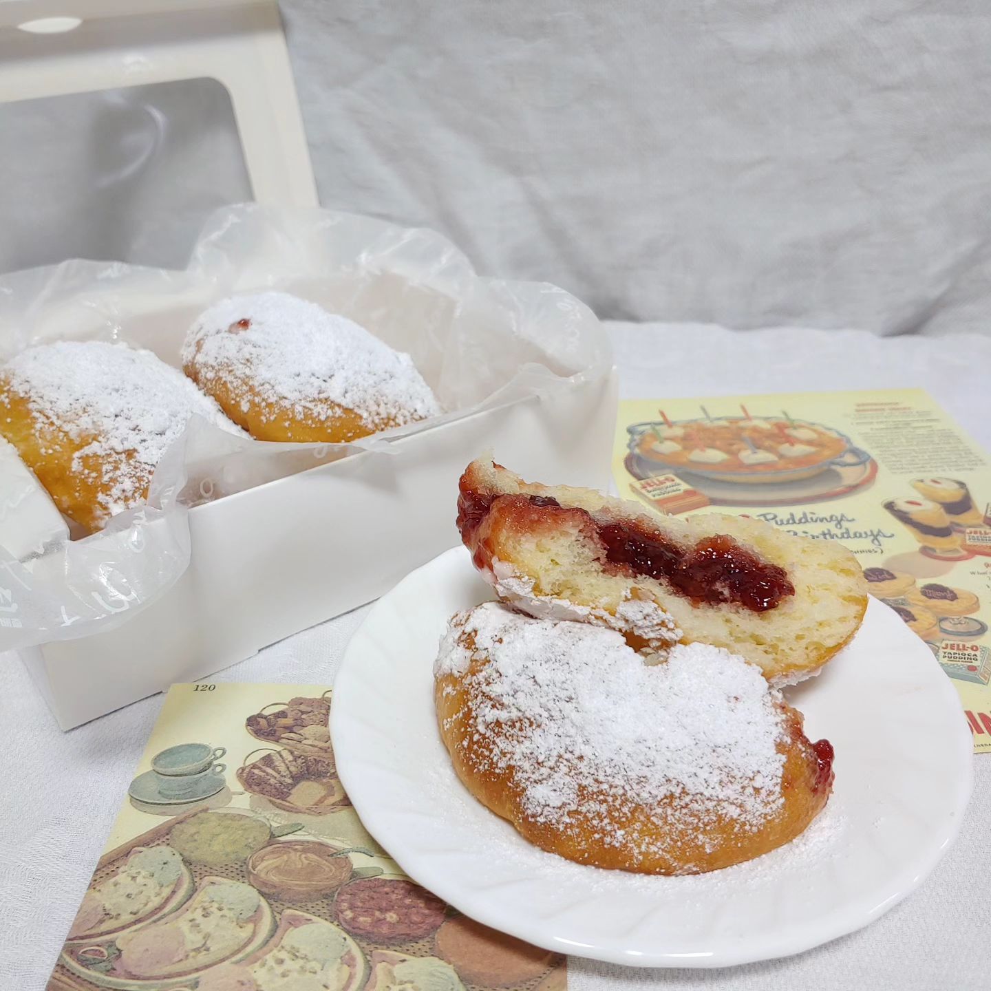 딸기잼 구운 도넛🍓🍩(strawberry baked donuts)

저는 튀김은 잘 못 해서 구움 도넛으로 만들어봤어요!!

던킨이었나..? 그게 생각나서 만들어봤어요🥰

도넛 반죽에 버터 듬뿍 넣어서 폭신 부드럽게 굽고 안에 딸기잼을 넣어서 겉에는 슈가파우더를 묻혔어요!🍓

딸기잼을 좀 덜 넣었나 싶었는데 반갈해보니 괜찮더라구요 ㅎㅎ

튀기지 않아도 맛있게 만들 수 있어서 뭔가 더 많이 먹어도 될거 같고..? 무튼 그래요!!♥

그래도 튀긴거랑 아주 같지는 않지만 그래도 구운 도넛도 너무 맛있는 것 같아요!
.
.
.
.
.
.
.
.
.
.
#도넛 #구움도넛 #튀기지않은도넛 #딸기잼도넛 #스트로베리필드 #dougnuts #donut #donuts #bakeddonuts #bakeddoughnuts #strawberryjamdonut #strawberryfields #베이크드도넛 #노오븐베이킹 #에어프라이어베이킹 #에어프라이어도넛 #noovenbaking #airfryerbaking