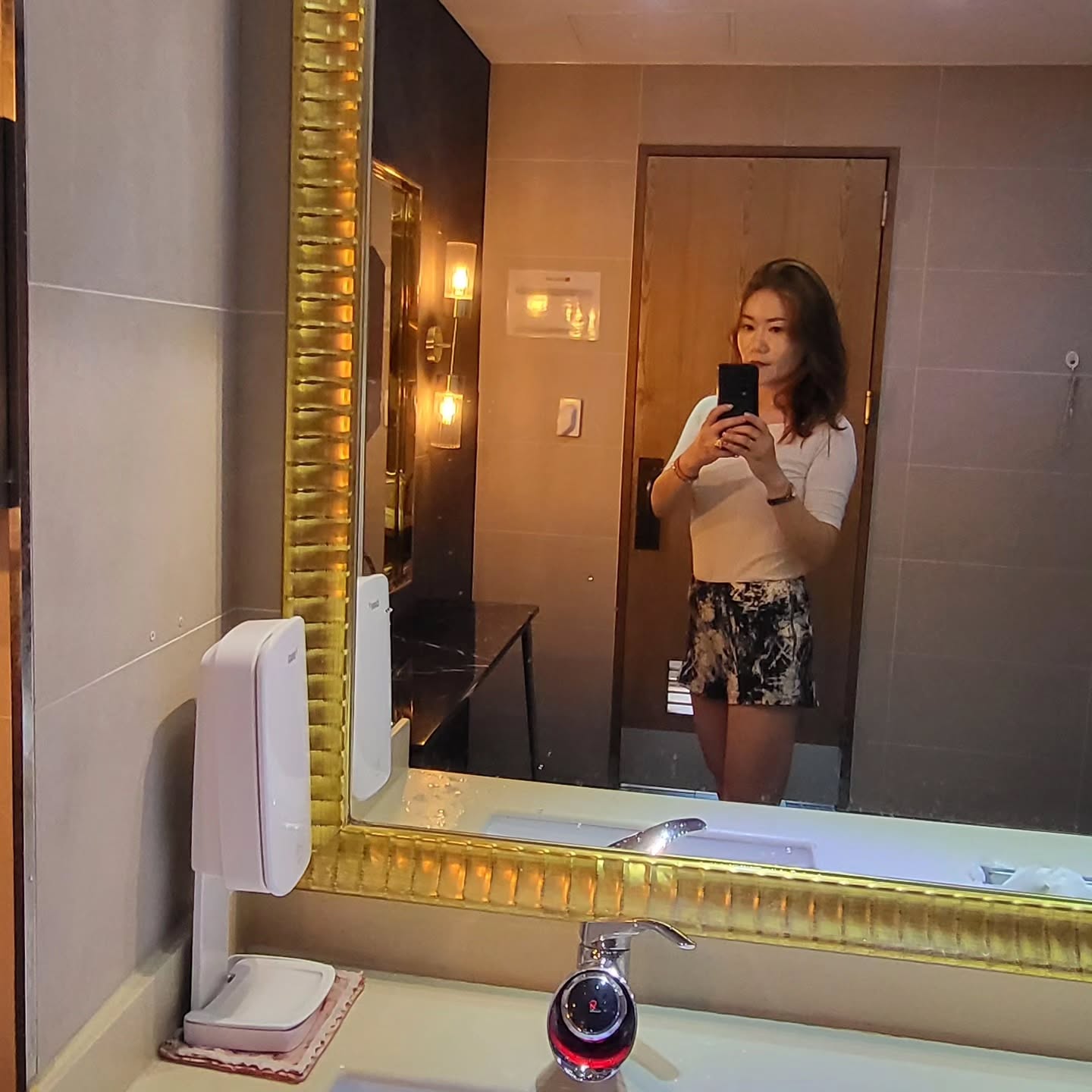 ㅡ
혼밥의 정석
혼카의 정석

그리고 부산진해 언니들과
햄볶았던

오늘도 감사하다는 생각으로..

그리고 늘 위로하는 고마운 뚜니
꼭 다 갚을께..... 
그리고 할머니는 좋은데 가셨을꺼야^^

협찬:스피커 음질 쳐직쳐직~~~~🎶

#부산 #진해 #마산 #창원 #오늘도 #어제도 #감사해 #아무것도아니라고생각하면아무것도아니다 #어디서도예쁨받아행복하다 #시간이빠르다 #좋다 #나답게사는요즘 #김미롭다 #모멘텀4세대 #음직쳐직 #쳐직쳐직