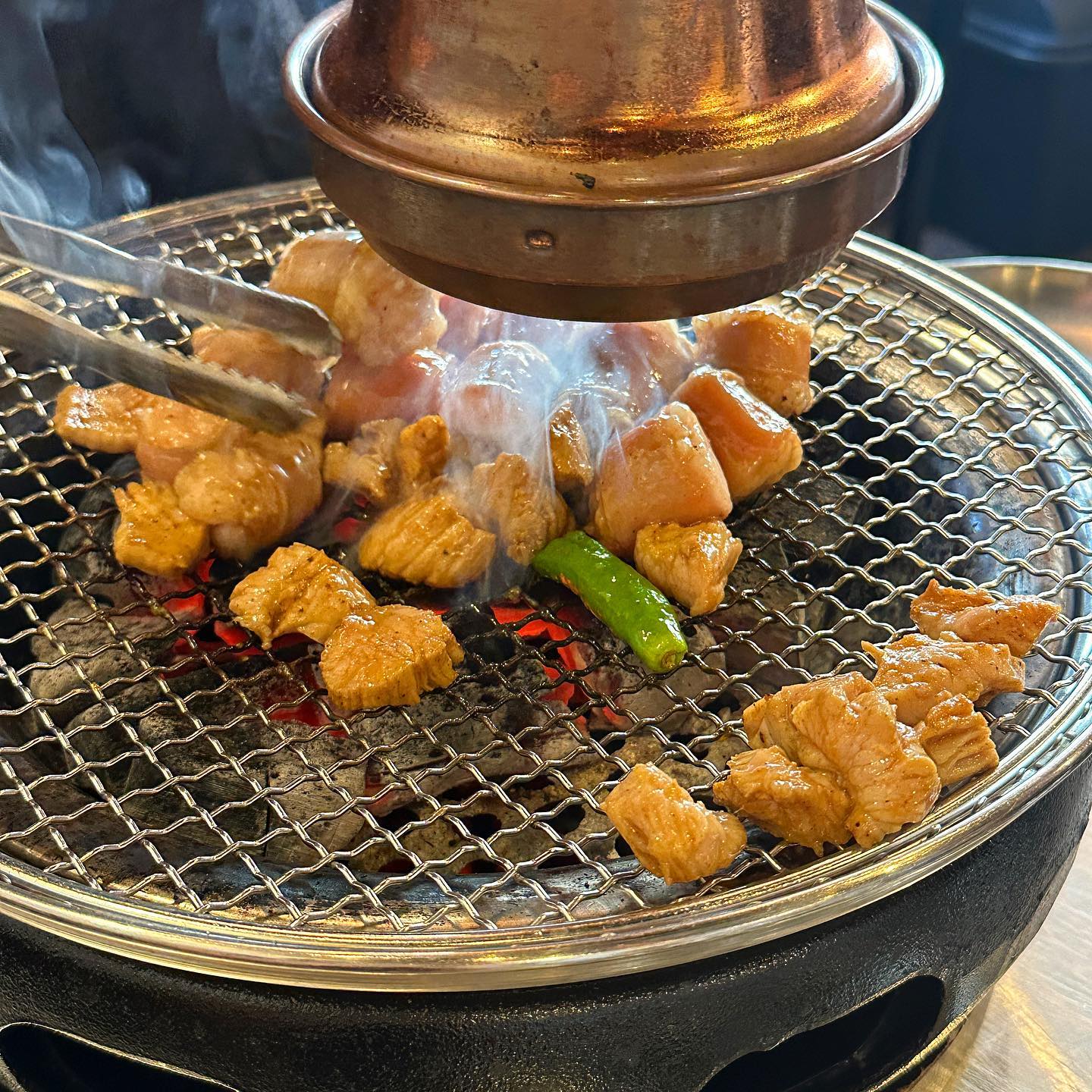 곱가득 대창이 먹고싶을 땐 #광명대창집

대창 구이가 먹고싶어 유명한 프랜차이즈인 광명대창집에 다녀왔어요

양대창구이 세트 하나와, 대창구이를 주문했어요
#양대창구이 는 대창과 특양으로 구성되어있는 세트메뉴에요

구운 김, 장아찌, 부추무침, 쌈무, 소금, 핫 소스, 고추냉이, 청양고추 간장소스가
기본으로 나와요 소스가 다양하고 밑반찬이 모두 싱싱해서 정말 맛있었어요!

숯불에 구워지면 더욱 맛있는거 아시죠? 직원분이 직접 구워주셔서 편리해요!
특양과 대창 모두 잡내 없이 맛있었어요!

청양고추 간장소스가 느끼함을 확 잡아줘 전혀 물리지 않고 맛있게 먹을 수 있어요

#대창덮밥 은 대창이 큼지막하게 들어있고 꽈리고추, 파, 양파, 버섯이 듬뿍 들어있어요
소스가 정말 맛있고 가격도 괜찮아서 대창 덮밥 추천이에요!

곱창이 먹고싶을 때 광명대창집에서 간단하게 곱창과 술 한잔 추천해요 :D

🏷양대창구이 3.19  대창구이 1.49  대창덮밥 0.99
