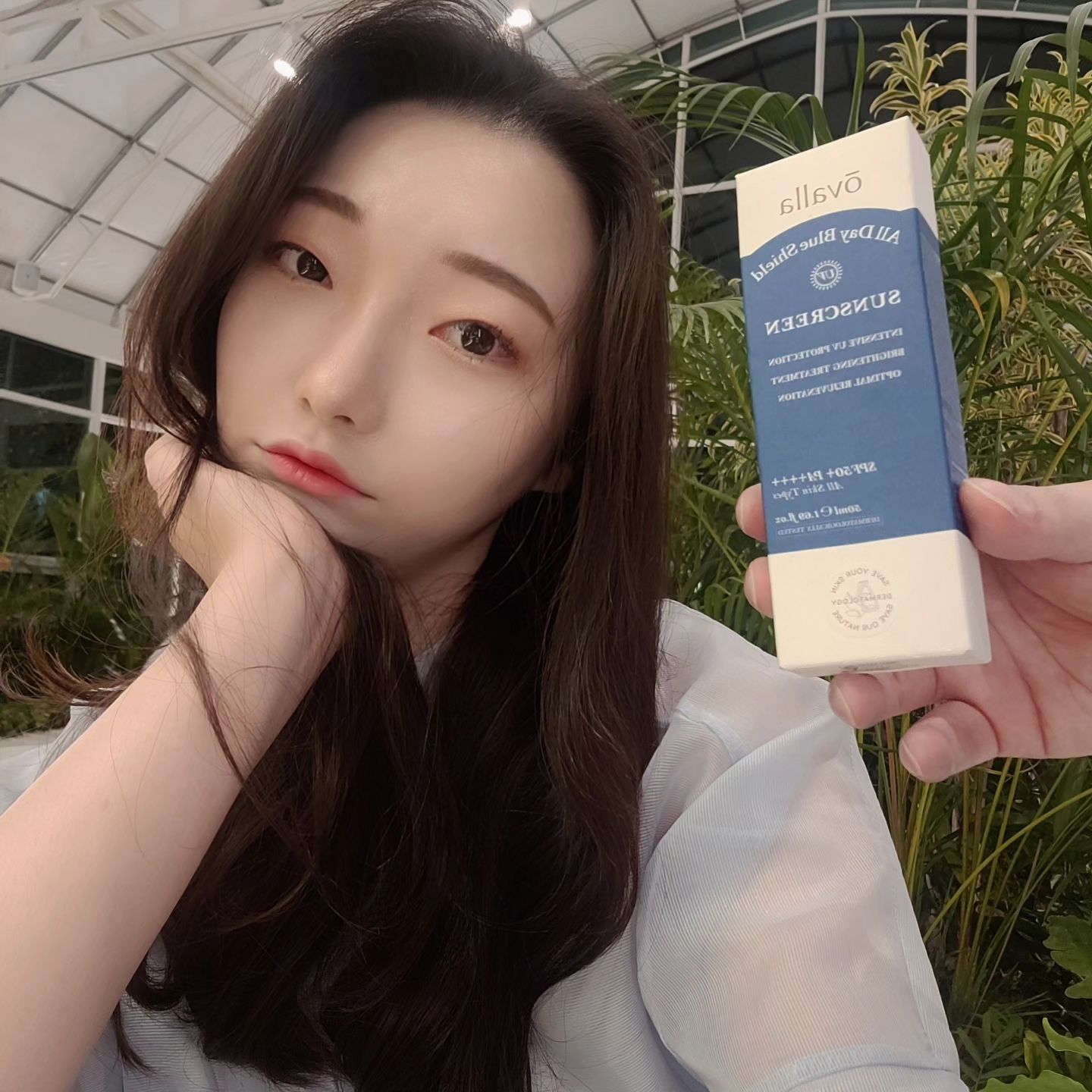 피부관리의 기본중의 하나는 
자외선 차단! 🌞 

여러분 선크림은 매일 매일 꼭 발라야하는거 아시죠?

제가 사용하는 오벨라 올데이 블루쉴드 선크림인데

부드럽게 발리고 바른 후 1분 정도 있으면 
백탁이 사라지고 자연스럽게 톤업이 되서 실내에서 발라도 부담이 없어요😘

촉촉한 느낌이 좋고 제일 중요한 거
밀림없이 화장이 엄청 잘 먹어요! 

자연스러운 수분광 화장👍 
피부 칭찬 받기 아주 좋아요☺️

그리고 용기도 손에 착 감기는 느낌이라 가지고 다니기 편한데 무엇보다 썬크림이 고급스럽게 예쁘죠?

저만 쓰기 아쉬워서 외출 한다는
동생 얼굴에도 듬뿍듬뿍😚