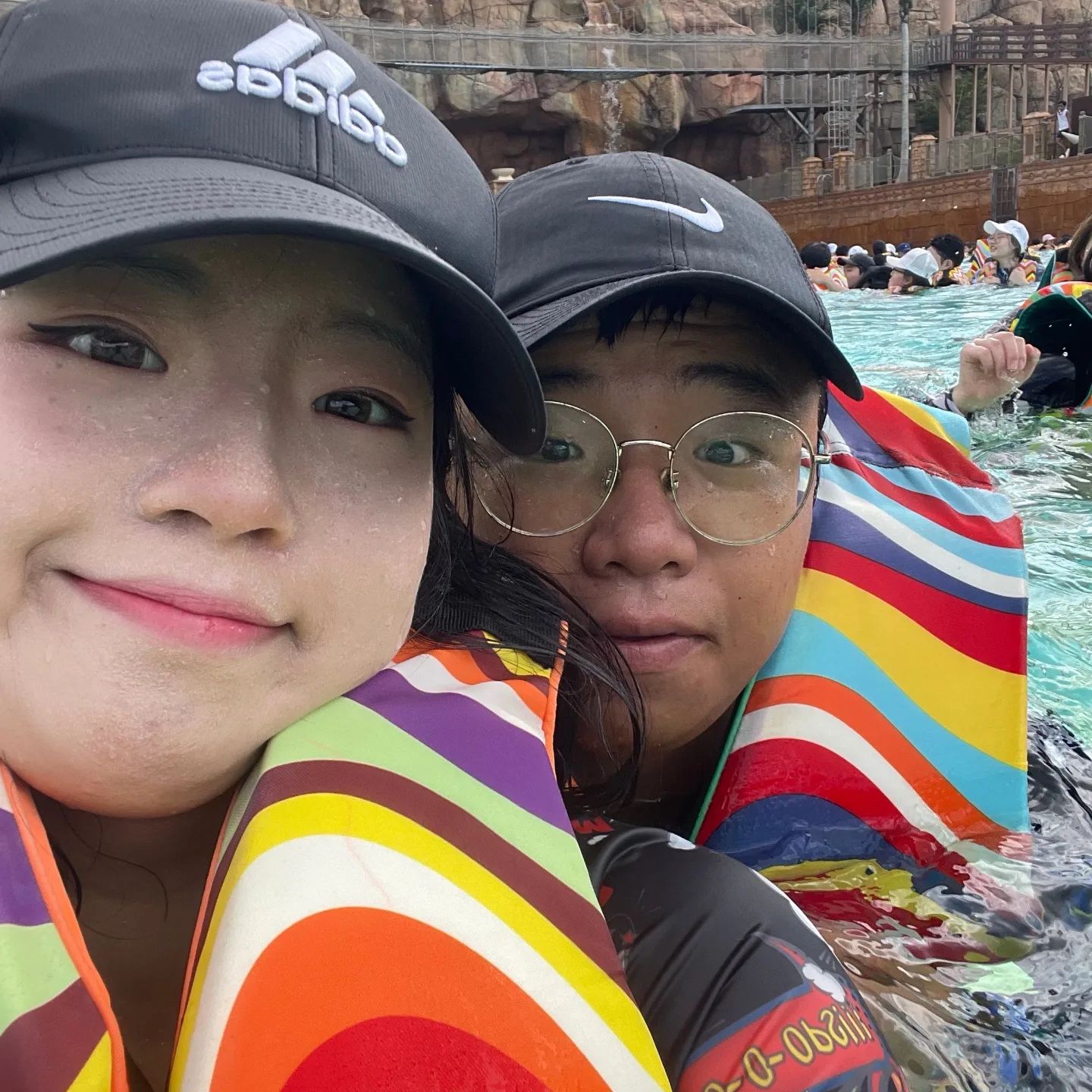 ❤️23.08.06~07❤️
부산 김해여행💕
남자칭구와 남자친구의친구 두명과 함께 ‼️
김해 "롯데 웨터파크"가서 엄청지치도록 놀다가 온날❤️
단둘이서도 있는시간도 많고 너무 행복한 여행이였다!!❤️❤️