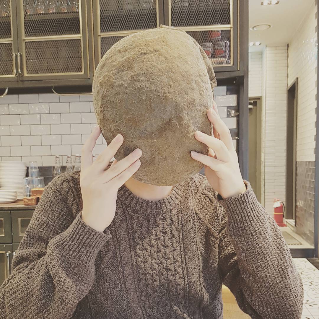 이거 #빵 이다. 근데 등장할때만 해도 먹고싶지 않았...
#theplace