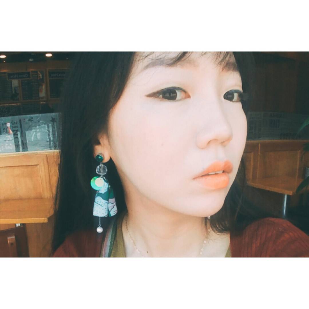 ggyu on Instagram: “. 어렸을적부터 귀걸이는 귀에 딱붙는 작은 귀걸이보다 큰게 화려해보이고 좋더라구요. 귀걸이는 보여주려하는 패션의 일부분이니까요. 이번에 수앤수핸드메이드 제품을