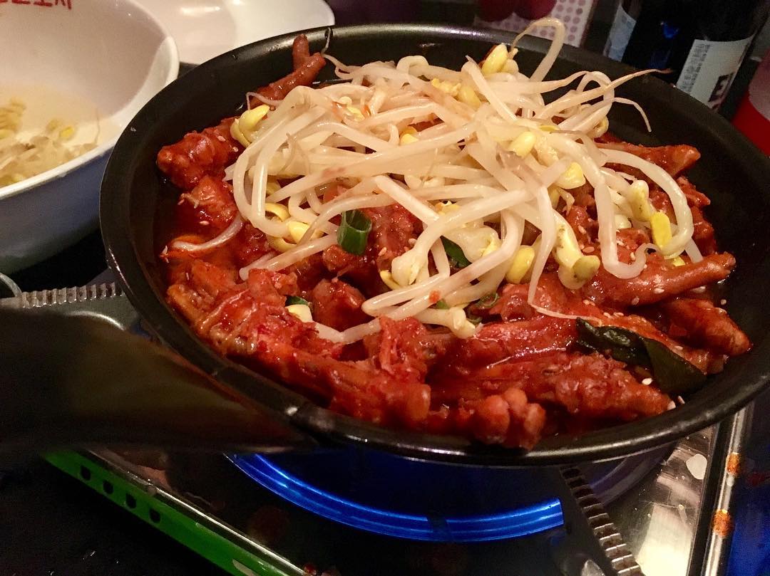 간만에 닭발 짱좋😭👍
.
#데일리#먹방#소통#맞팔#선팔#닭발#소주한잔#힘듬#핸드메이드귀걸이#또열심히만들어야지#행복