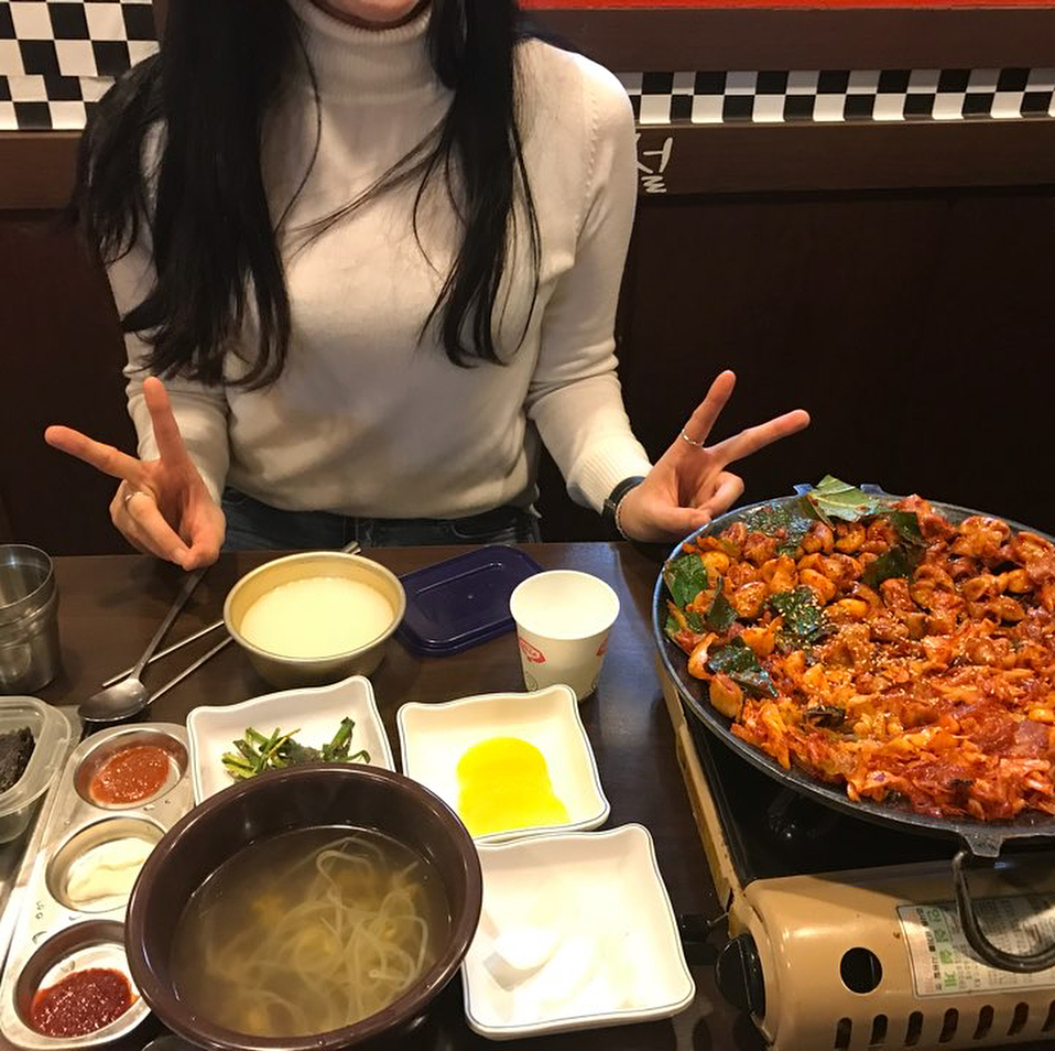 #20171210
#알쓰 주제에 일주일에 4일이나 술마시기🙈🙊🙉
먹을 생각에 손가락치켜든 현디🐷 
#돼지 #돼룩돼룩 #곱창의전설 #곱창 #막사 #막걸리 #맛집 #서울맛집
