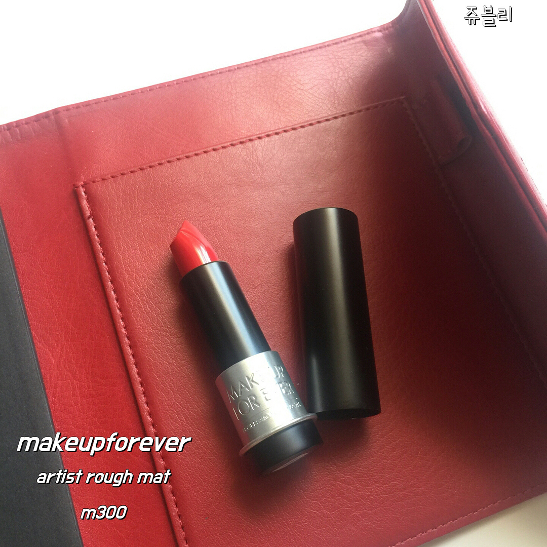 #메이크업포에버 립은 처음이예여..😆 역시저는 애기 코덕인가봐용ㅎㅎ 이거진짜 지속력 미쳐떠욬ㅋㅋㅋㅋ 발림성도 너무너무 죠쿠 ㅠㅠㅠㅠ 다만 색이.. 제가 좋아하지 않는 색이라는게..ㅠㅠㅠ 그래도 너무 좋아서 제가 애낄꺼예용❤️ 이거는 #코스미 라는 어플 사전예약 이벤트로 받은제품이예용ㅎㅎ 화장품 어플만 자꾸 늘어가네용😍😍 #레드오렌지 립 찾으시는 분한테 추쳔드랴용👍🏻👍🏻
.
.
.
.
#레드오렌지립 #레드립 #오렌지립 #메이크업포에버 #makeupforever #lip #redlip #orangelip #지속력갑 #지속력짱 #립스틱추천 #메이크업포에버립스틱 #m300 #artistroughnat #아티스트루즈매트 #아티스트루즈매트m300 #코덕