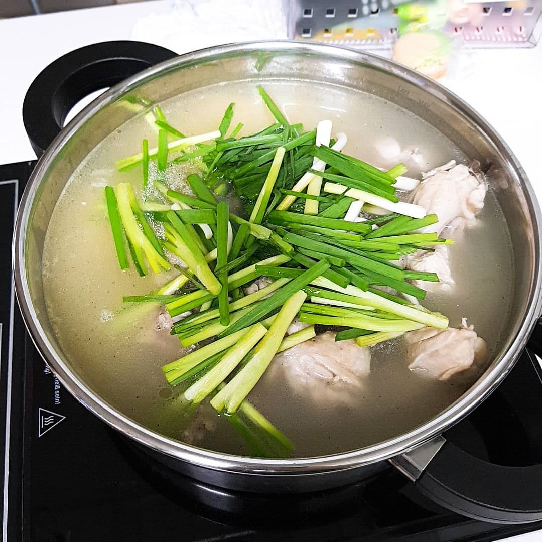 .
.
#저녁메뉴 #닭한마리칼국수
닭볶음탕 먹을래? 
닭한마리 먹을래? ok
후다닥 준비하고 닭부터끓이고 집에 있는게 부추가아니라 쪽파였지만  #간장소스 랑 #물고추 까지 만들어서 
#건강한밥상 을 #돼지 처럼 먹음 ㅋㅋ
#요미요미 #냐미냐미 이런걸 만들면 아들도 좀 먹었으면 했는데..... 1도안먹음 ㅡ ㅡ 
#힘들었다 #그래도잘먹으니뿌듯
