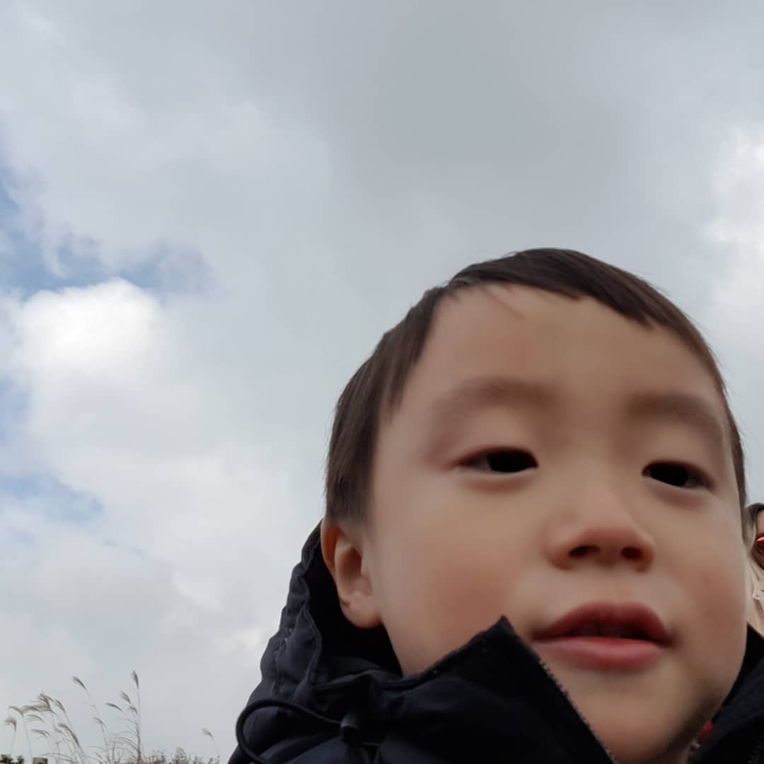 울 아들이 찍은 본인. 엄마. 아빠 ㅋㅋㅋ
너의 시야는 아직도 바닥에 있구나 ♡
귀여운 #내새끼 #산굼부리 #제주여행
아닌거 같지만 맞음 ㅋㅋㅋㅋㅋㅋㅋ
#억새밭 #예쁜데 너의시선엔 닿지 않는구나 ㅋㅋㅋ