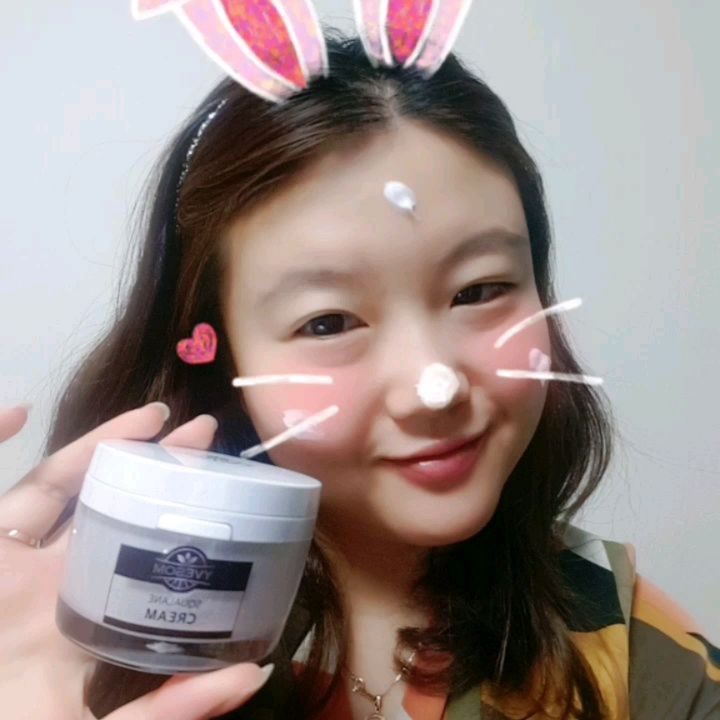 앨리스나라 on Instagram: “. 입솜크림이 요즘 수분꽉꽉 가지고 있는 수분크림으로 뜨고 있길래 나도 하나 챙기기! 얼굴부터 몸까지 톡톡톡 찍어 슥 발라주면 수분광채가~ 반들반들~ 진정효과까지 있어 민감한 내피부도 좋아라하는 입솜 스쿠알란 수분크림! 올리브오일에서 얻은 식물성…”