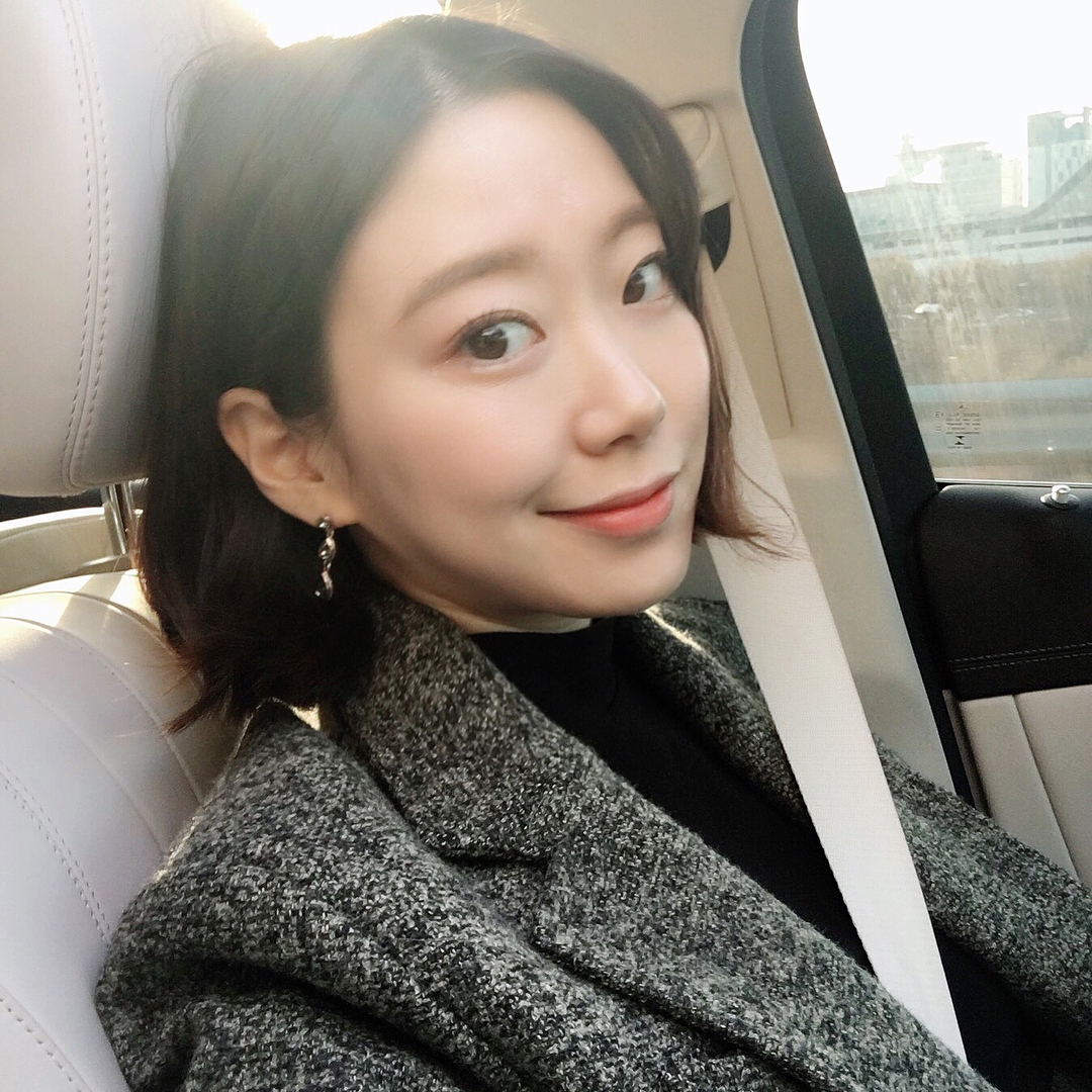 PYO on Instagram: “@j.lauren_102  요즘은 제이로렌 귀걸이만! _φ(･_･ 고급스럽고 깔끔하면서 오래 착용해도 편안한.. 매번 알러지 때문에 고생인데, 제이로렌은 단 한 번도 실망시키지 않은 완소템 _  _ _ _ #제이로렌 #귀걸이쇼핑몰 #20대여자쇼핑몰…”