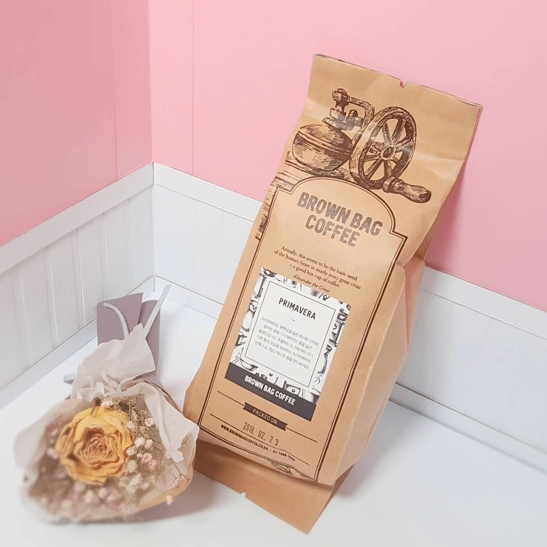 @hse_hse on Instagram: “봄🌸마냥 향긋한 커피 #브라운백커피 #프리마베라 ☕ @coffee_brownbag  봄을 언능 느끼고 싶은 마음에 마시게 되는 프리마베라 #원두  기분 좋은 산미에 은은한 꽃향기까지 나서 아침마다 꼭 한 잔씩 하게 되는 😶 특히 엄마가 넘 좋아해서…”