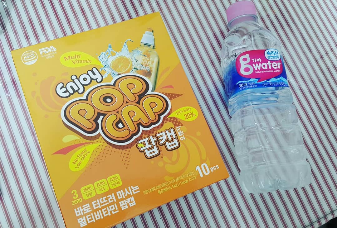 윤날림 on Instagram: “- 울형주띠자전거타면서 마실 #비타민음료 사줌ㅋㅋㅋㅋㅋㅋㅋㅋ 특이해ㅋㅋㅋㅋㅋ물도오는줄알았눈데 위에뚜껑 진짜신기~ 맛도있어서 예니가 뺏어먹음ㅋㅋㅋㅋㅋㅋㅋㅋㅋㅋㅋㅋ😆 . #팝캡 #멀티비타민 #비타민워터 #운동 #자전거타는남자 #멋진척은 #혼자다하지요…”