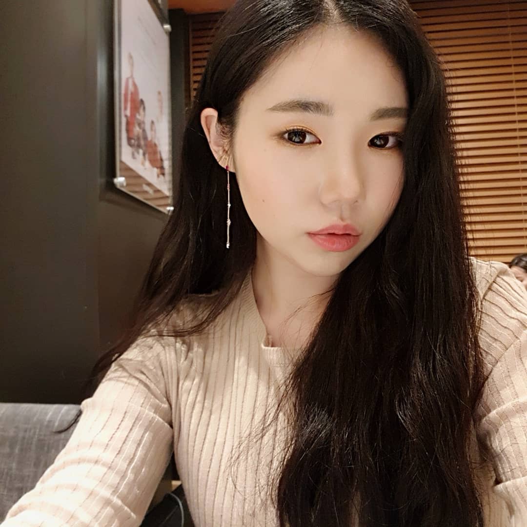 Yu_Na💕 on Instagram: “왜 레드립 바를때 항상 빨강색이 들어간 귀걸이를 같이 하고싶다고 생각했었는데 너무 과하지도 않고 데일리로도 딱인 귀걸이를 겟♡ 귀여운 루비색큐빅 뽀인뜌  @j.lauren_102 . . . . .  #제이로렌#귀걸이쇼핑몰#20대여자쇼핑몰…”