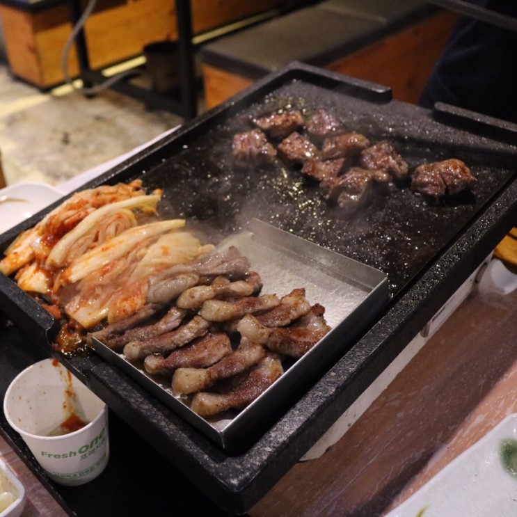 [수원/영통동] 숯불향 가득한 초벌구이 “하남돼지집 영통점”에서 고기 먹기