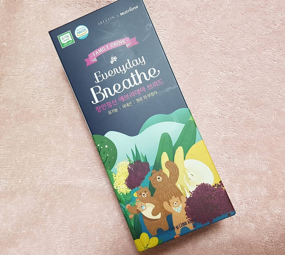 써니♡ on Instagram: “#에브리데이브리드  환절기에 미세먼지로 인해 온가족 호흡기 비상!!😱😱 . 유기농 재료들로만 엄선해서 만든 #잘론네츄럴 #장인정신에브리데이브리드로 호흡기 질환 예방하기!! . 기관지에 좋은 배, 도라지, 수세미, 엘더베리, 약초수, 오미자 등 유기농…”