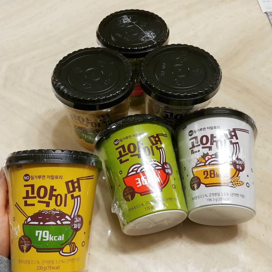 권가영 on Instagram: “다이어트를 그렇게 수도없이 하면서도 특유의 비린내가 있다고해서 한번도 안먹어본 곤약을 드디어 먹어봄🙊 원래 컵라면 하나에 200칼로리도 넘는데 이건 종류별로 하나씩 먹어도 100칼로리 좀 넘는거 실화냐구(´༎ຶོρ༎ຶོ`) 오늘은 녹차비빔 먹었는데…”