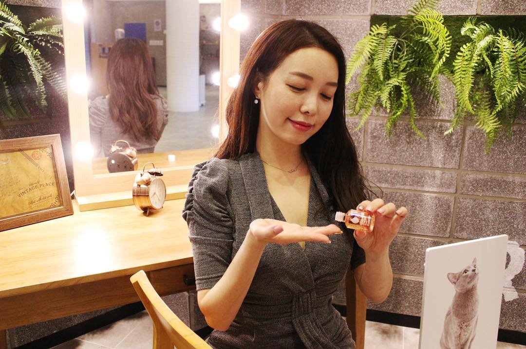 꽃 만지는 투현🌷💐 on Instagram: “밀어서 보기 . 한번도 안 써본 사람은 있어도 한병만 쓴 사람은 없다는 #바이오오일 . 요 #보습오일 은 오일제품이지만 “퍼셀린오일”이 함유되어 있어서 끈적임 없이 촉촉하거든요~~ . 게다가 얼굴만?? 놉!! 머리부터 발끝까지 사용할 수 있는…”