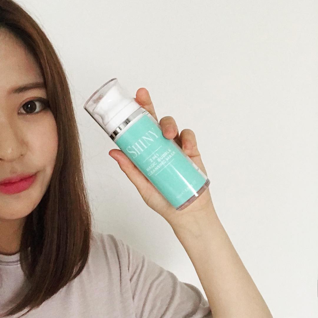 @kim_naroo on Instagram: “저자극 신기한 클렌징으로 요즘 내 피부는 꿀피뷰💙 . 약 신성이라서 민감성인 나에게도 편리하게 잘 사용하고있지👀 . 신기하게 버블이 올라오는 제형이라 자꾸만 사용하게 된다는..💙 . #샤이니화장품 #폼클렌저 #폼클렌징 #약산성클렌저 #약산성폼클렌징…”