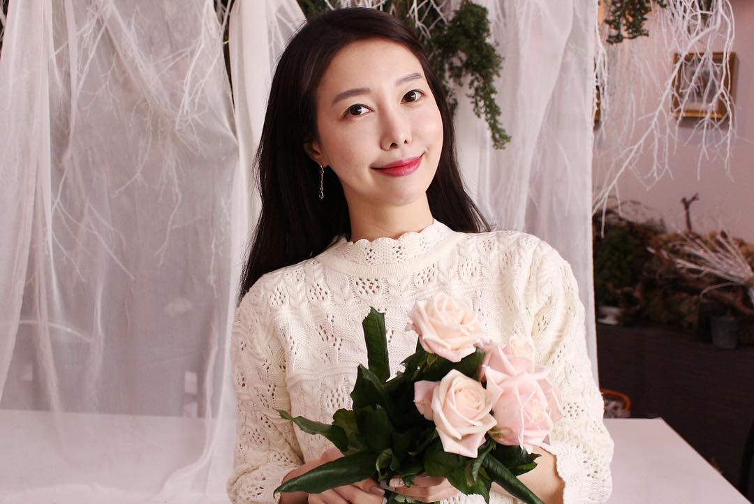 예쁜베리 on Instagram: “밀어서 보기 (영상 포함♥️) . 달랑달랑 반짝반짝~ 심플하면서도 고급스럽게 예쁜 #이브닝글로우 #자체제작 귀걸이 . #데일리귀걸이 로 완전 애정 중~💙 . . http://smartstore.naver.com/eveninggrow #데일리주얼리…”