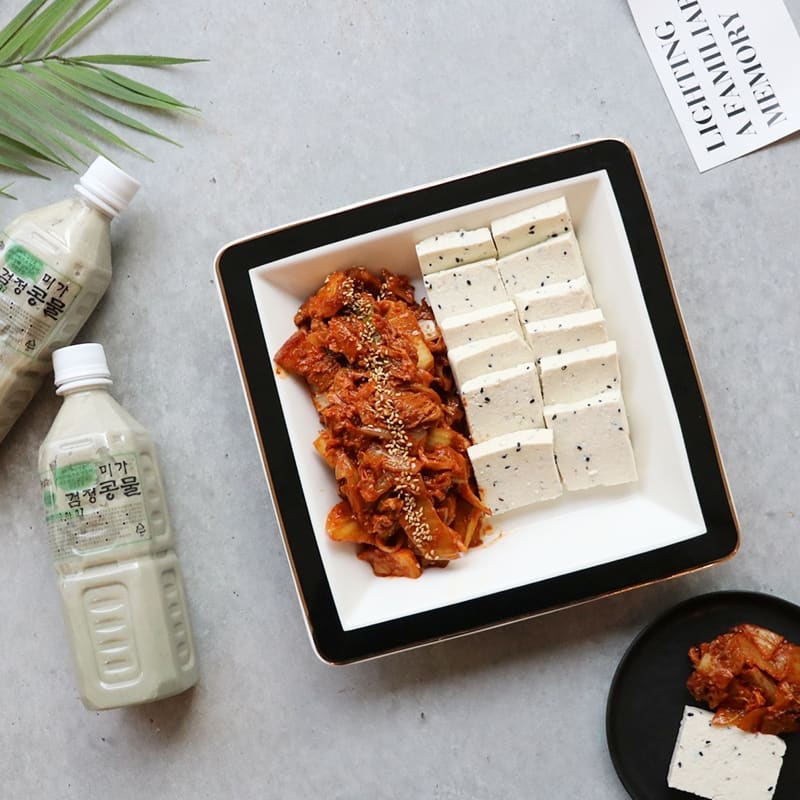 에이치라떼 on Instagram: “. 꼬숩꼬숩, 두부랑 서리태공물 지~인하고 맛있다  후다닥 두부김치 쨘쨘! 내일은 콩국수 해무거야지.  요즘에는 택배로도 두부랑 콩물도 받을수 있다. 아이스박스+아이스팩의 조합으로 무사히 받았음😁 🖥두부미가 ➡️…”
