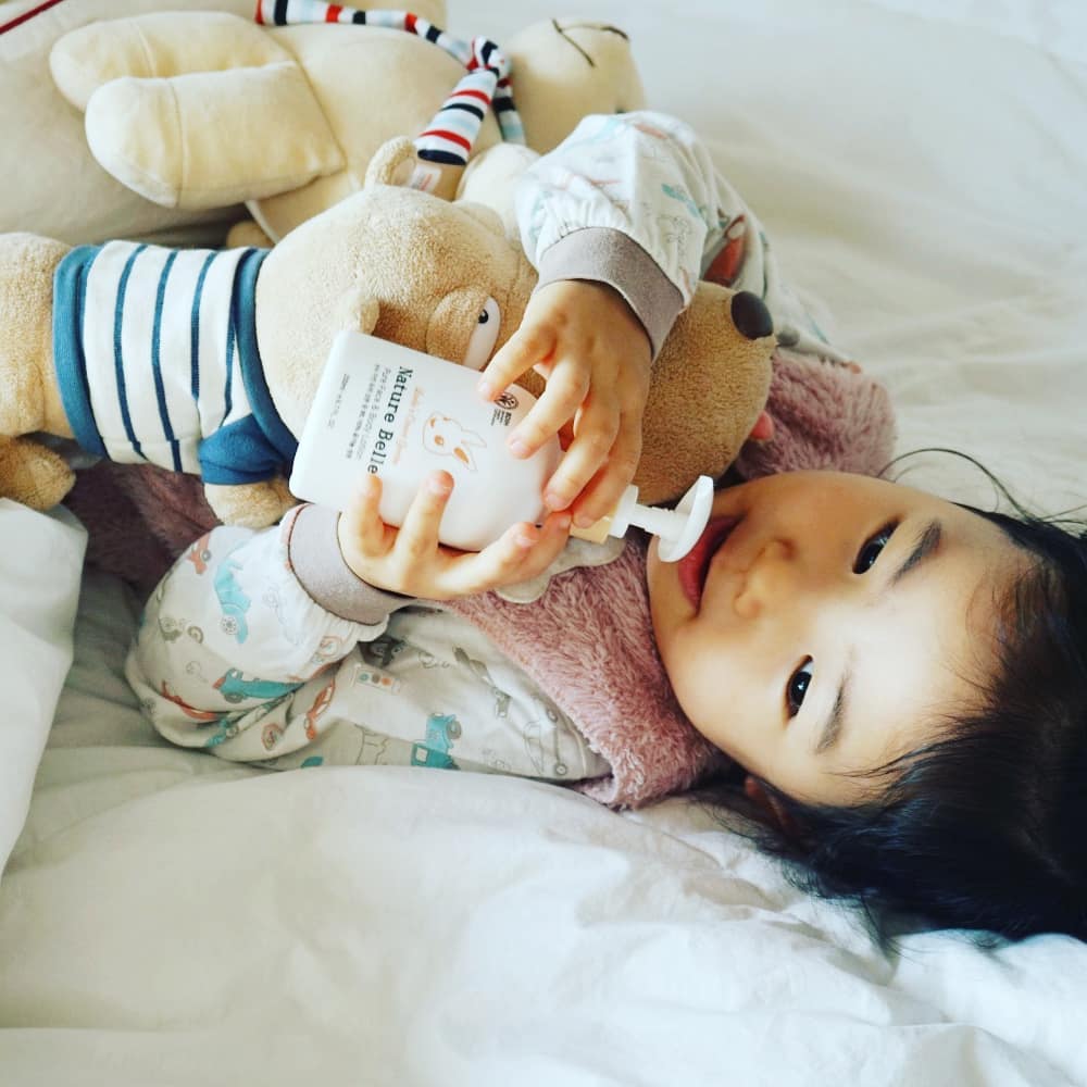 책육아 리리남매 육아소통🎶 on Instagram: “😭겨울에도 미세먼지 걱정  미세먼지 씻고 💗향 좋은 유기농 어린이로션 사용해야지  귀여운 토깽이🐰👯‍♂️👯‍♀️도 좋지만 향이 달콤하고 산뜻 . ✔독일유기농인증으로 안심하고 ✔로션이 살짝 쫀득한데 흡수도 굿 아기데일리 로션으로 만족스럽다.…”
