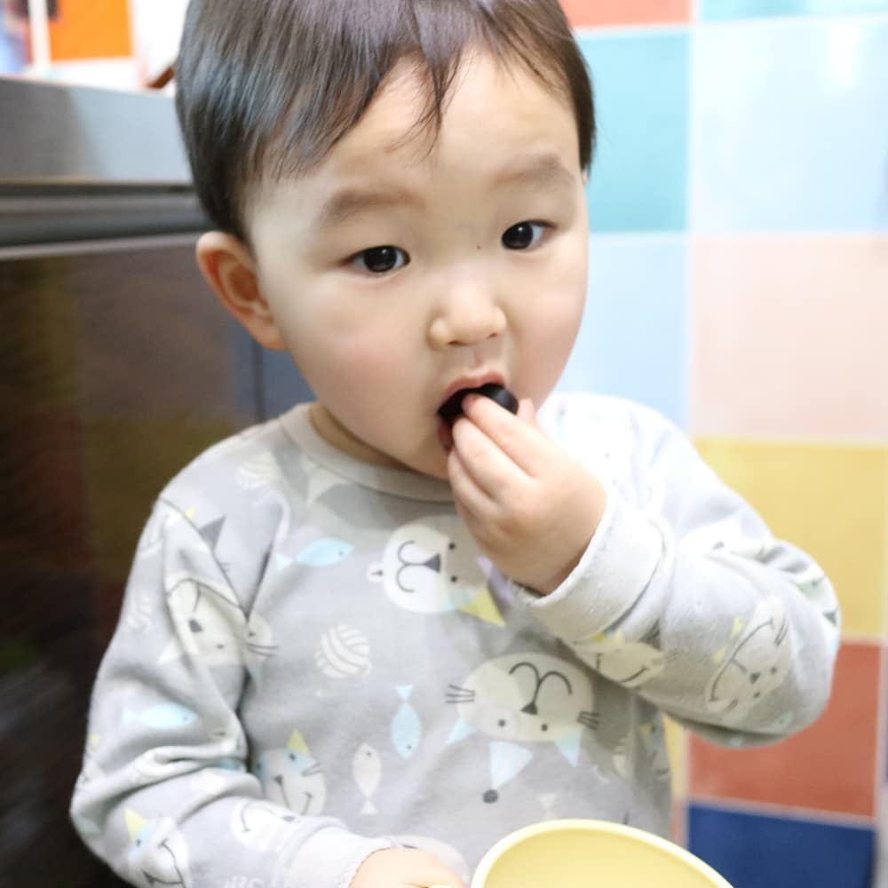지호애비 on Instagram: “20  어린이집 다녀오면 제일 찾는 간식! 달콤새콤한 젤리지만 일반 설탕이 아닌 코코넛 설탕으로~ 엘더베리와 유기농 수세미 원액으로 건강까지 챙길 수 있어, 안심하고 먹이는 영양간식 아츄구미젤리! . . 휴대하기 편한 지퍼형이라서 외출할 때에도 요거…”