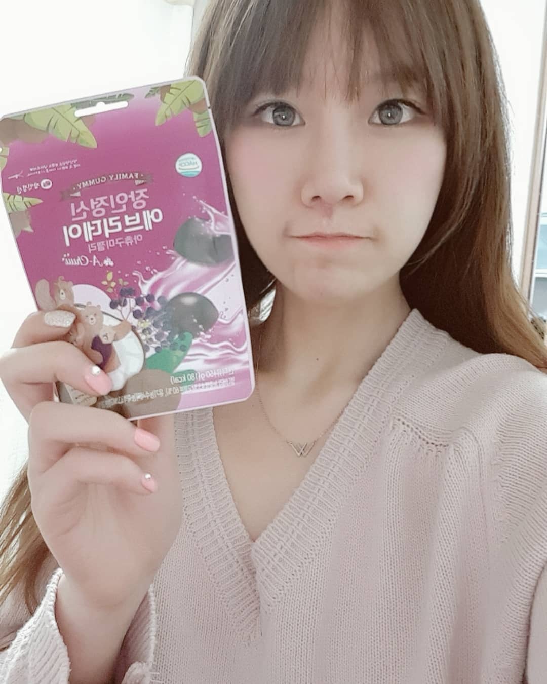 LeeMinYoung. on Instagram: “지퍼백 포장으로 되어 있어 쉽게 밀봉  가능하고 파우치에 쏙 들어가는 크기라서 보관도  너무 편해서 쉽게 아이들에게 먹일 수 있어요!  아이들의 면역력 증진에 도움이 되는 엘더베리와  호흡기에 도움이 되는 유기농 수세미 원액 젤리 중앙에 쏘옥~!…”