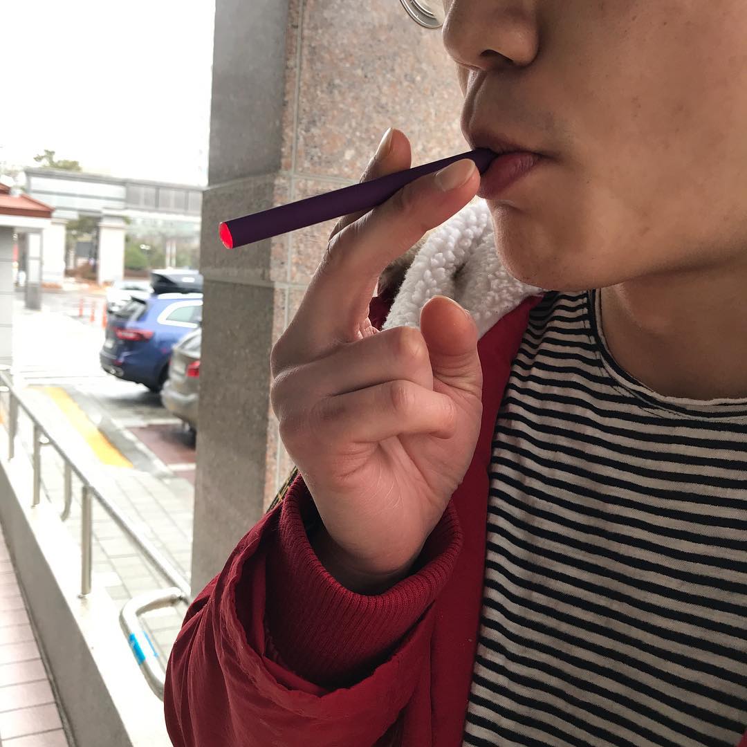 ʟᴜᴠ ᴜ on Instagram: “- 담배많이 피는 앵똥민을 위해 피우는 비타민 #비타수  취향에따라 선택가능! 입안에 텁텁함 없이 상쾌한 향 유해물질인 타르가 없고 국내생산제품!! 슬림하고 예쁜 색상이 센스있고 휴대 굿👍🏻 피우는 향수같은 느낌으로  담배냄새가 나지 않아 제일 좋당…”