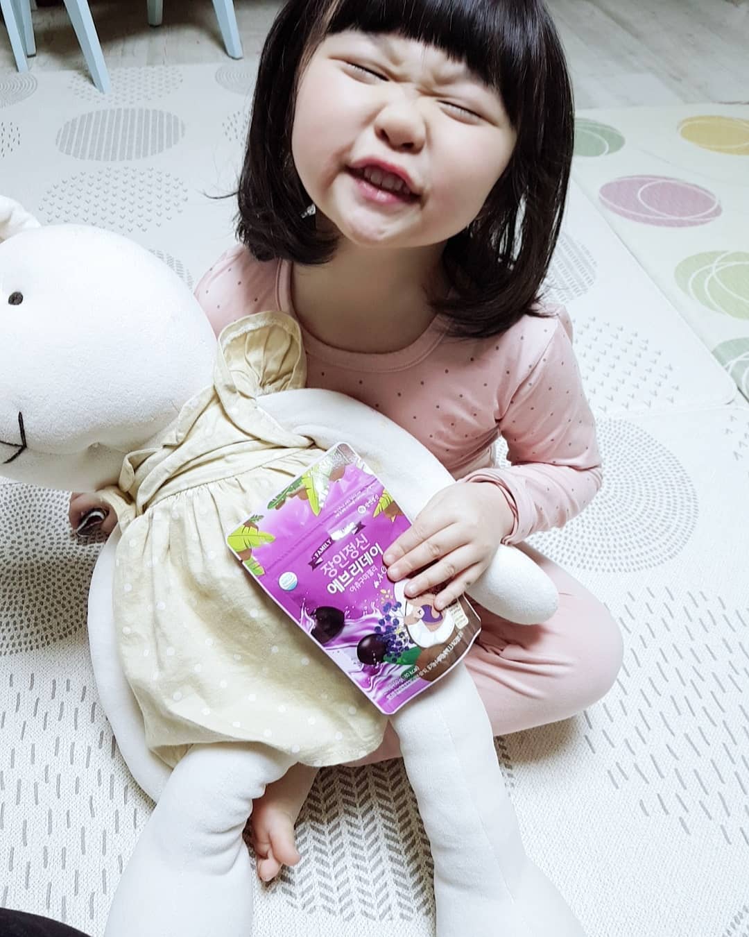 @gao8785 on Instagram: “#장인정신엘더베리 . . 오랜만에 본가에 갔다. 어른들이 먹어도 좋다는말에, 같이 먹으려고 구매했었던 건강간식😁 . . 일반설탕이 아닌 코코넛슈가이 들어가서  안심하고 먹일수있었다 ㅎㅎ 우리조카.. 입도짧고 입맛도 까다로워 영양공급이 불균형상태인데,…”