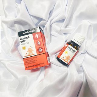 다윤맘 on Instagram: “우리아기 비타민 D 보충은 ▫뉴트리원 아기비타민D▫로 . . 요즘 미세먼지도 심하고 날씨도 너무 안맞아서 밖에나가질 못하다보니 비타민 D가 다윤이한테 너무 부족해보였는데 뉴트리원 아기비타민D드롭스로 보충해주는중 . 액상형으로 되어있어서 먹이기도 엄청…”