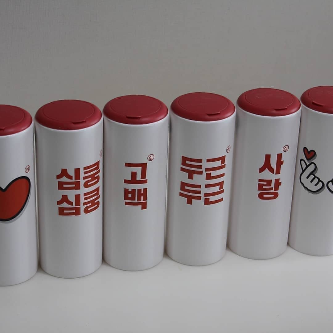 우와..
휴지가 이렇게 이쁘다니~
차에 맨날 휴지봉지 돌아다녀서 싫었는데
요아이는 깔끔하니 이쁘네요..
6개나 주문해서 동생차랑 제부차에  나눠주고

휴지재질이 부드러워서 코피 자주 흘리는 내게는 딱임..뚜껑이 있어 먼지 안들어가 넘 좋아요
재미나는 문구라 택배오자마자 한참 웃었어요
가격도 저렴해서 특별한 선물로도 좋을듯.
5월 가정의달 감사의 달 선물로 좋을듯.. #티슈 #원형티슈 #각티슈 #슬림티슈 #심플라이프 #티슈추천 #착한화장지 #아기티슈 #차랑용티슈 #텀블러티슈 #선물추천 #필수아이템 #제품제공 #휴대용티슈 #미용티슈 #프리미엄티슈 #천연펄프티슈
#특이한선물 #재밌는선물 #선물추천 #사랑 #고백 #심쿵 #두근두근 #love #러브 #럽스타그램