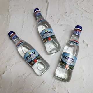 쭈야 on Instagram: “. 🎀보르섹 탄산수 330ml🎀 ​ ​ 인공 탄산가스를 전혀 추가하지 않은 100% 천연탄산수 보르섹😁 ​ 가공과정을 거치지 않아서 탄산과 미네랄이 그대로 남아있어요 ​ 인공탄산과는 다른 부드러운 천연탄산을 느낄수 있답니다 ​ 깔끔한 패키지로…”